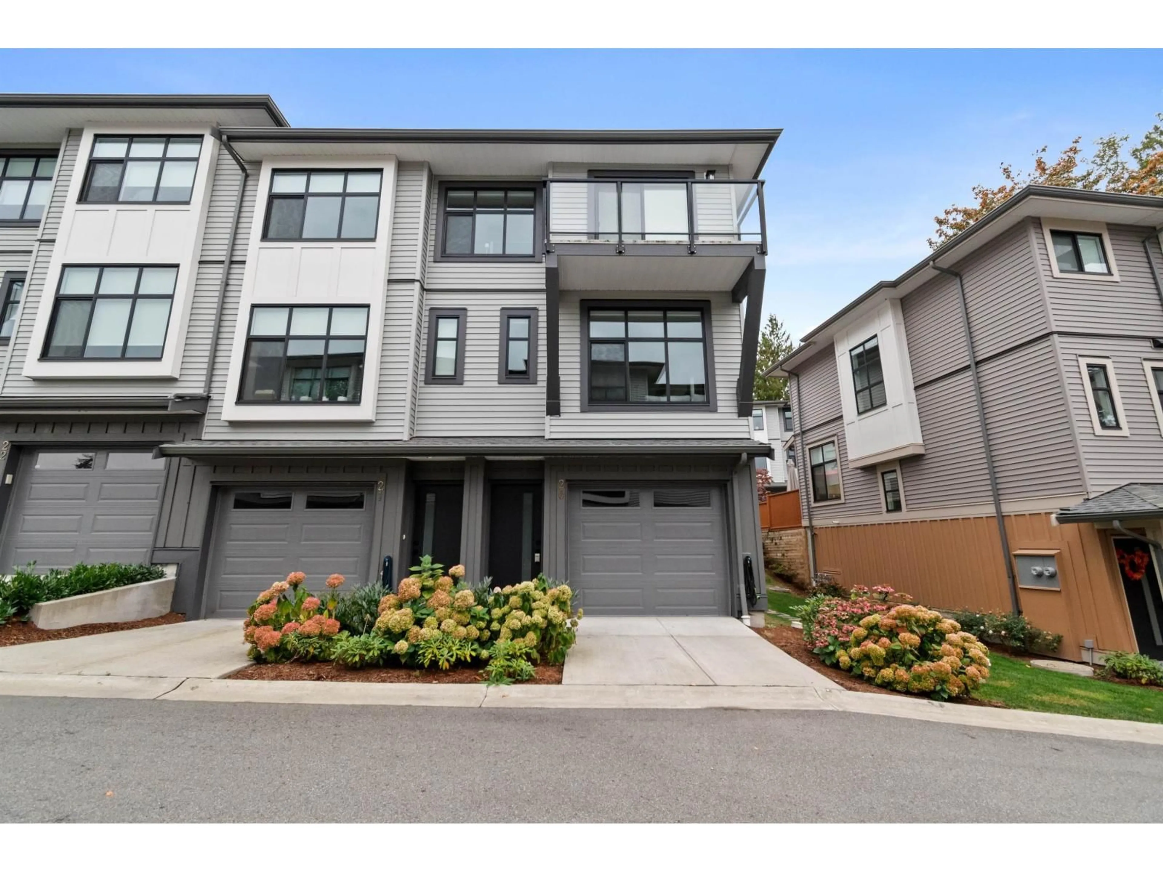 Home with vinyl exterior material, street for 20 - 35810 MCKEE ROAD, Abbotsford British Columbia V3G2L6