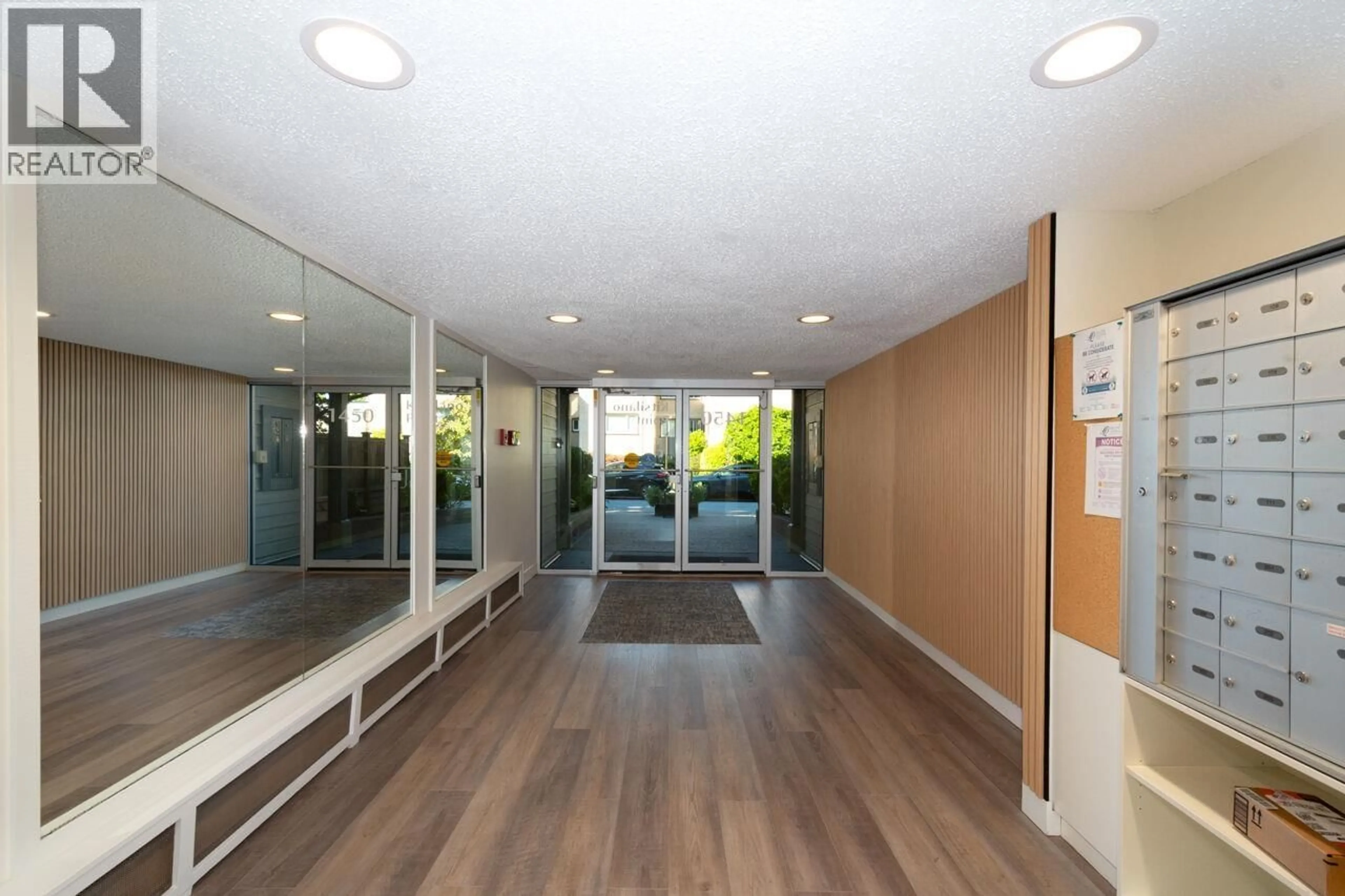 Indoor foyer for 106 - 1450 LABURNUM STREET, Vancouver British Columbia V6J3W3