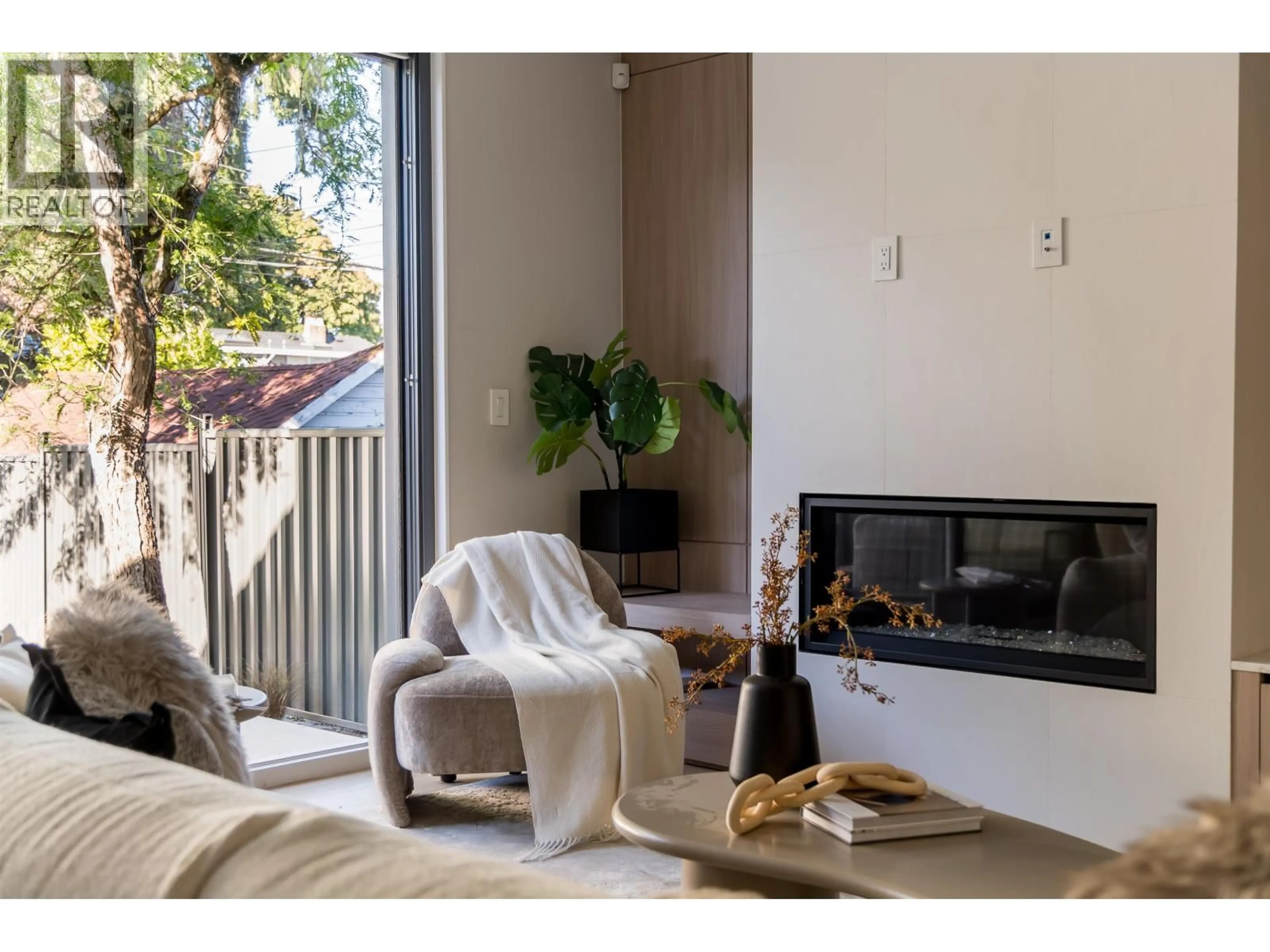 Living room with furniture, wood/laminate floor for 2 - 2941 29TH AVENUE, Vancouver British Columbia V6L1Y3