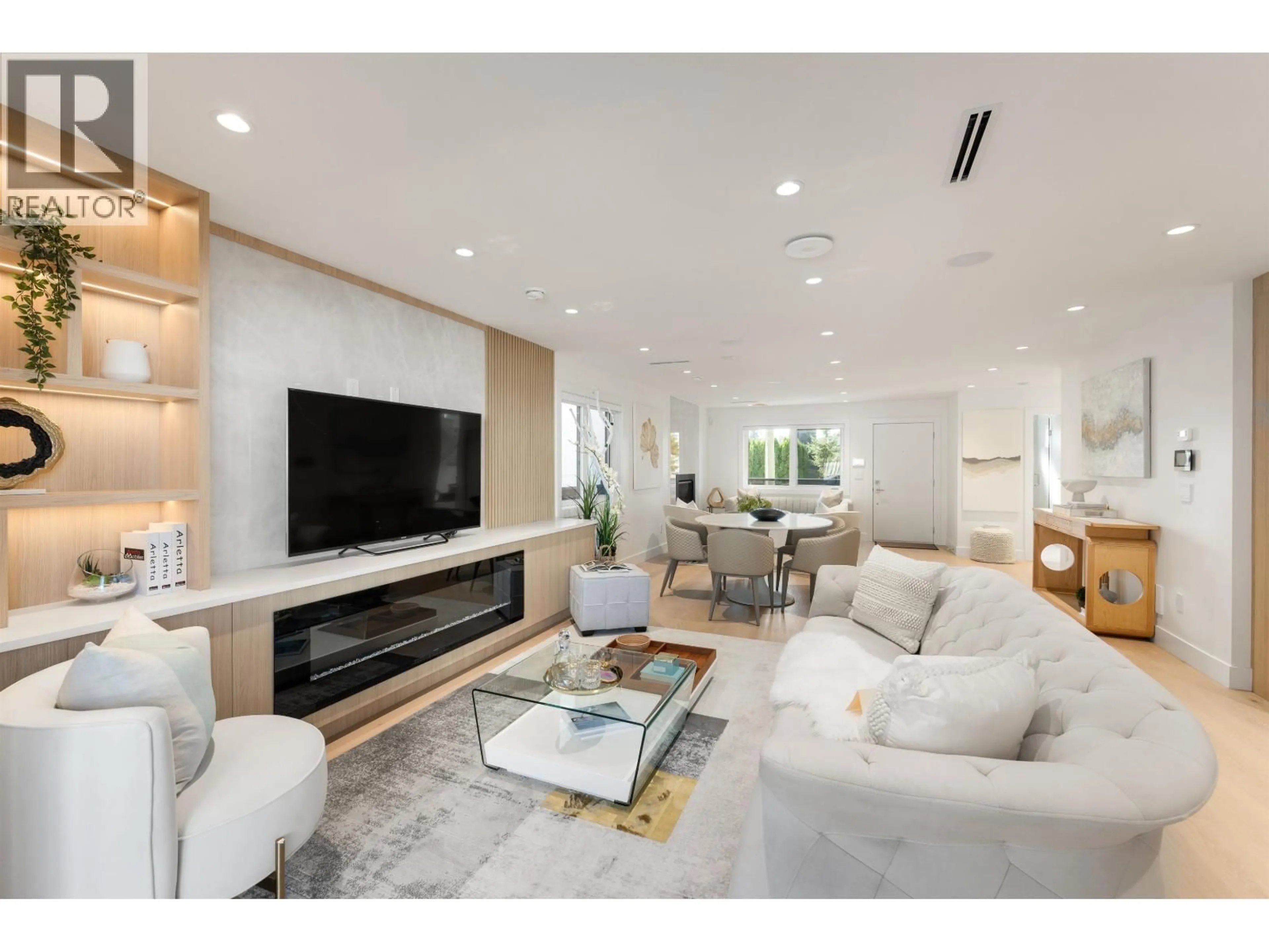 Living room with furniture, unknown for 806 MONTROYAL BOULEVARD, North Vancouver British Columbia V7R2G6