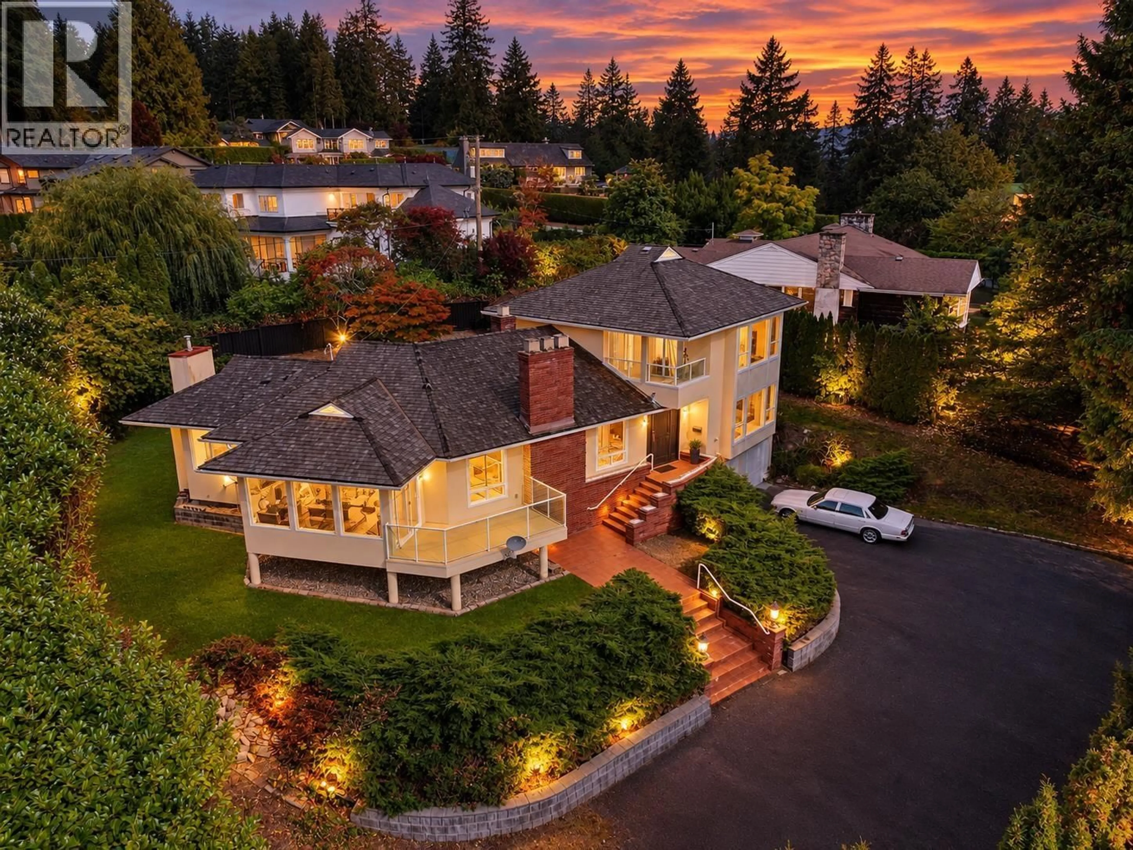 A pic from outside/outdoor area/front of a property/back of a property/a pic from drone, mountain view for 535 STEVENS DRIVE, West Vancouver British Columbia V7S1E1