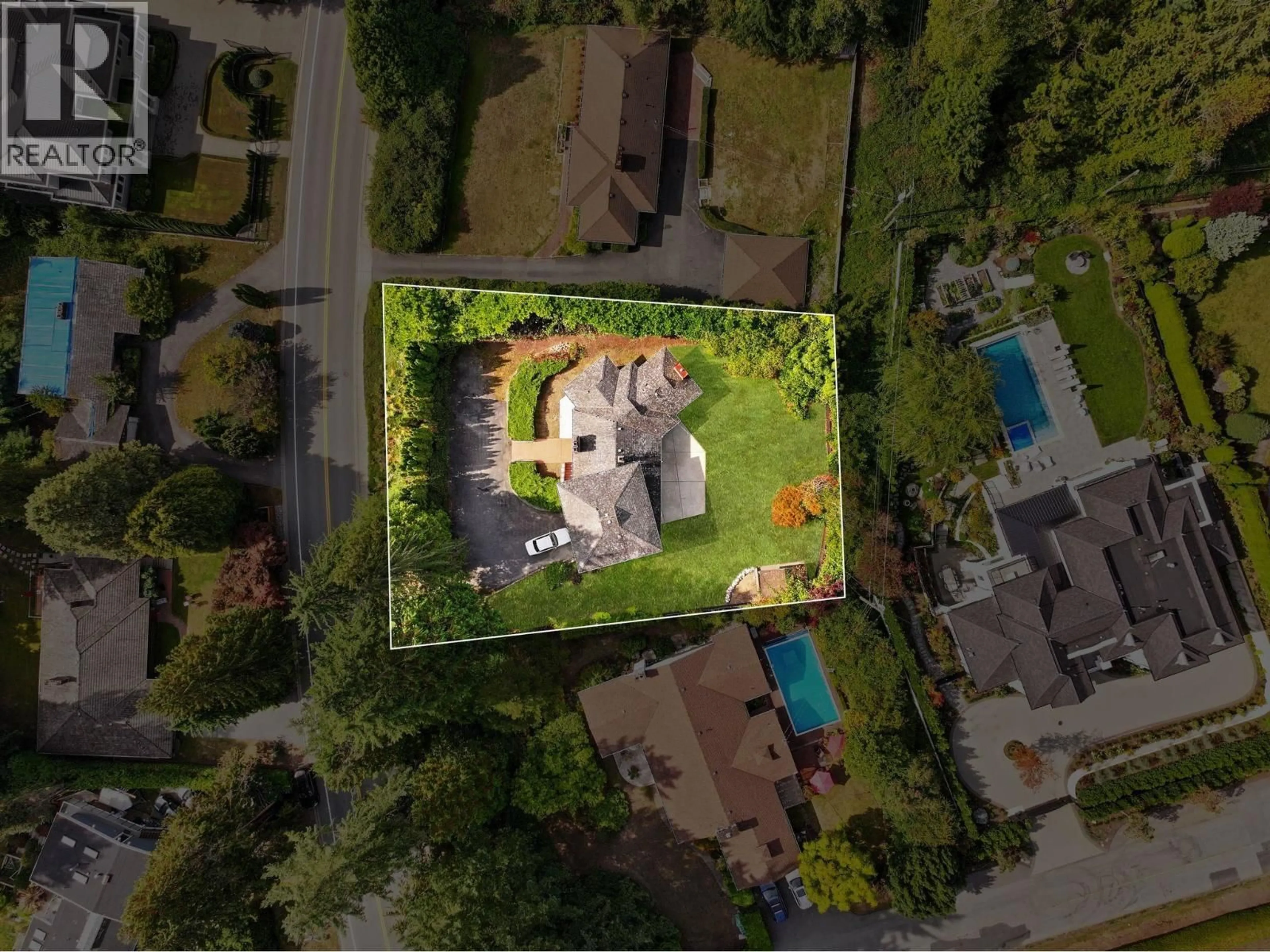 A pic from outside/outdoor area/front of a property/back of a property/a pic from drone, street for 535 STEVENS DRIVE, West Vancouver British Columbia V7S1E1