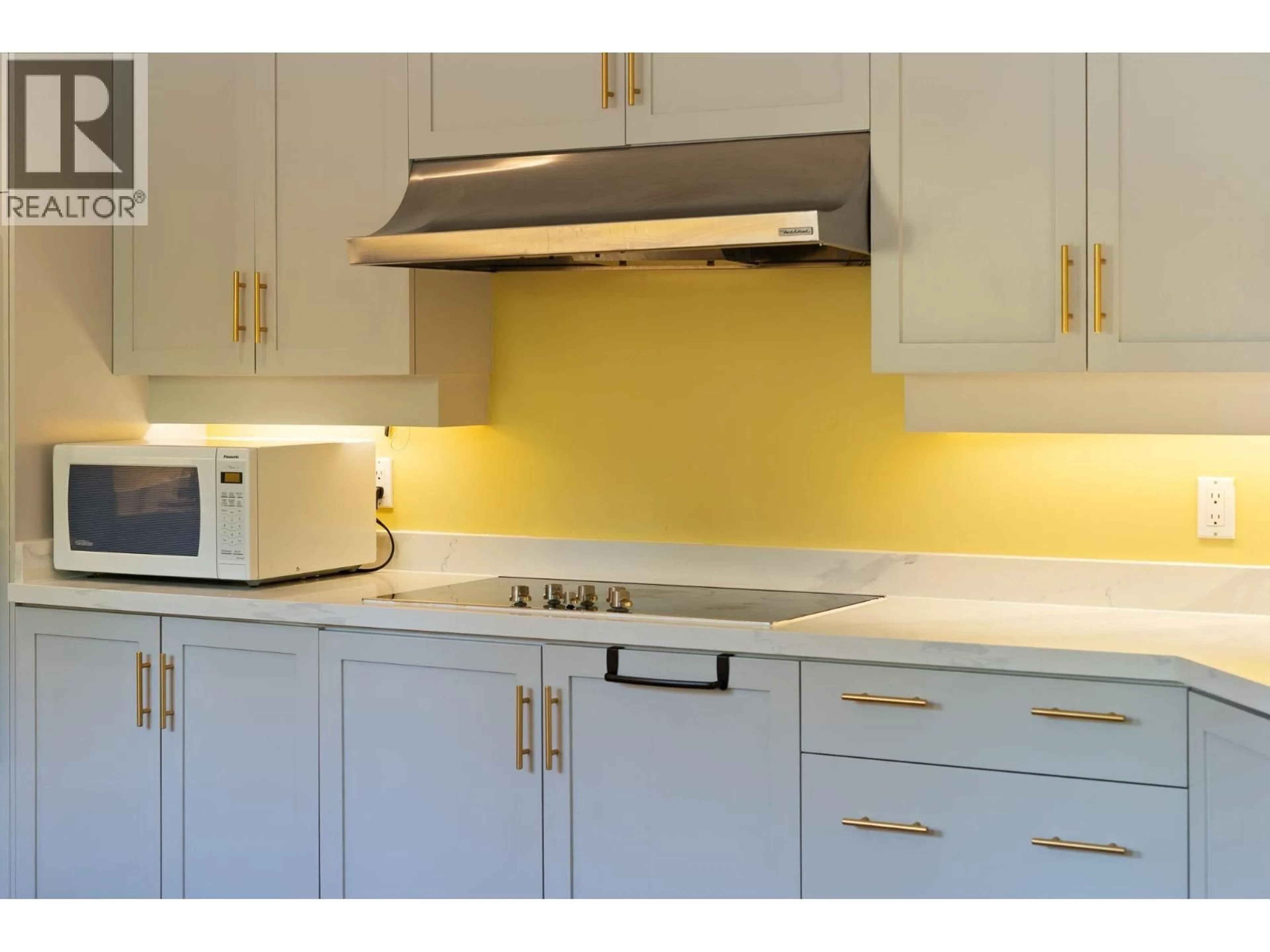 Standard kitchen, wood/laminate floor for 535 STEVENS DRIVE, West Vancouver British Columbia V7S1E1
