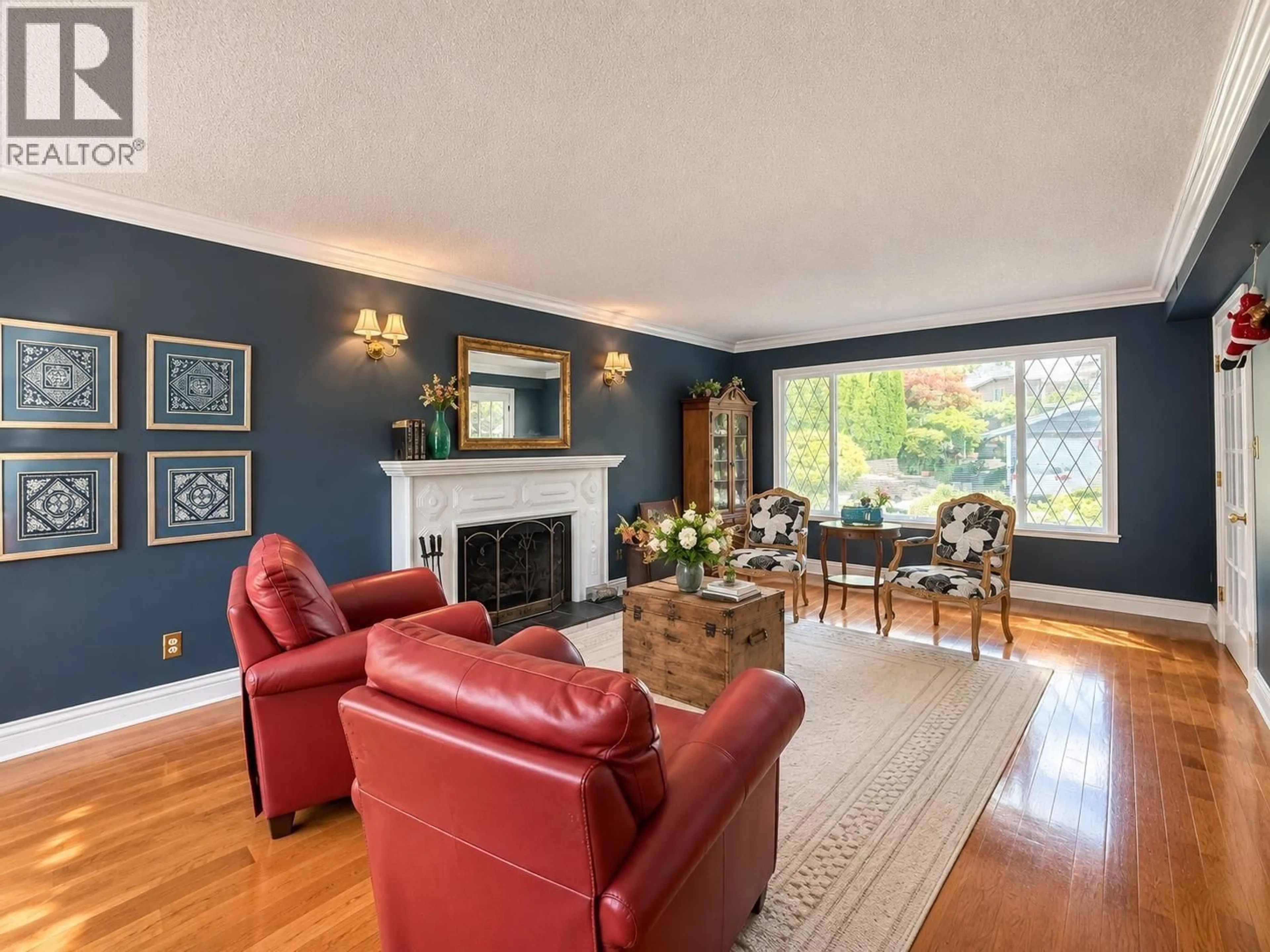 Living room with furniture, wood/laminate floor for 2718 BYRON PLACE, North Vancouver British Columbia V7H2K8