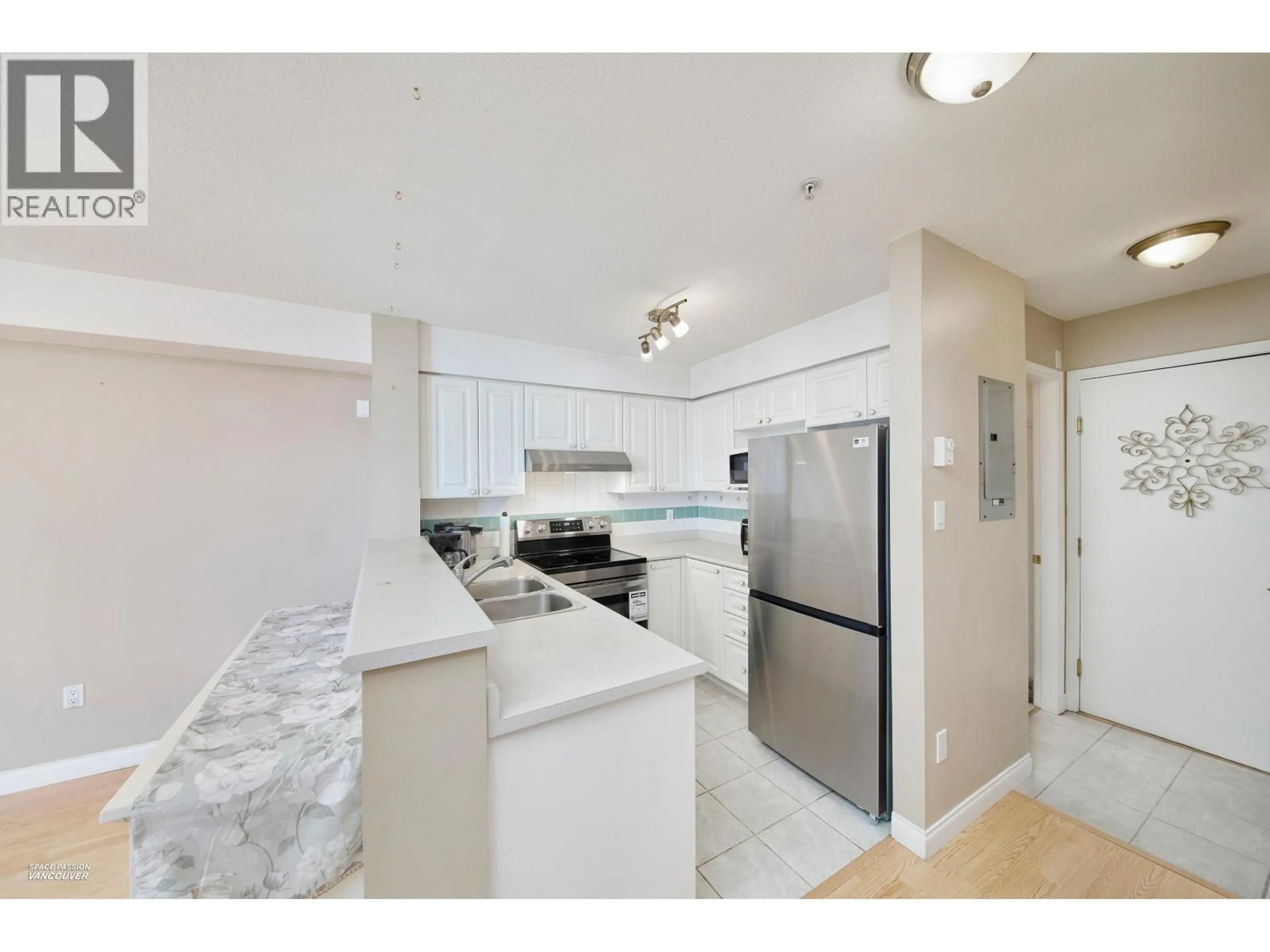Standard kitchen, unknown for 301 - 8989 HUDSON STREET, Vancouver British Columbia V6P6Y1