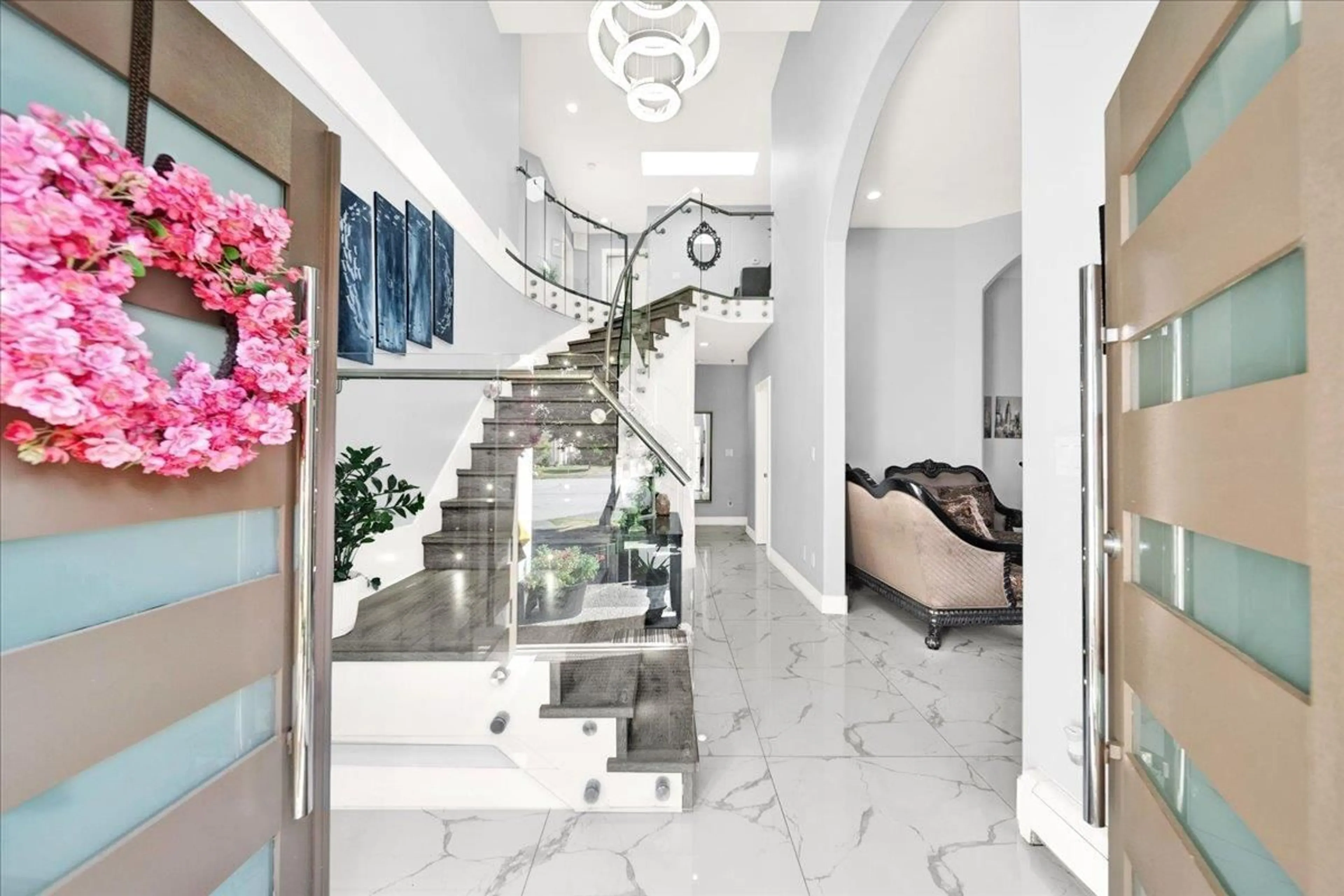 Indoor foyer for 6640 123 STREET, Surrey British Columbia V3W0W1