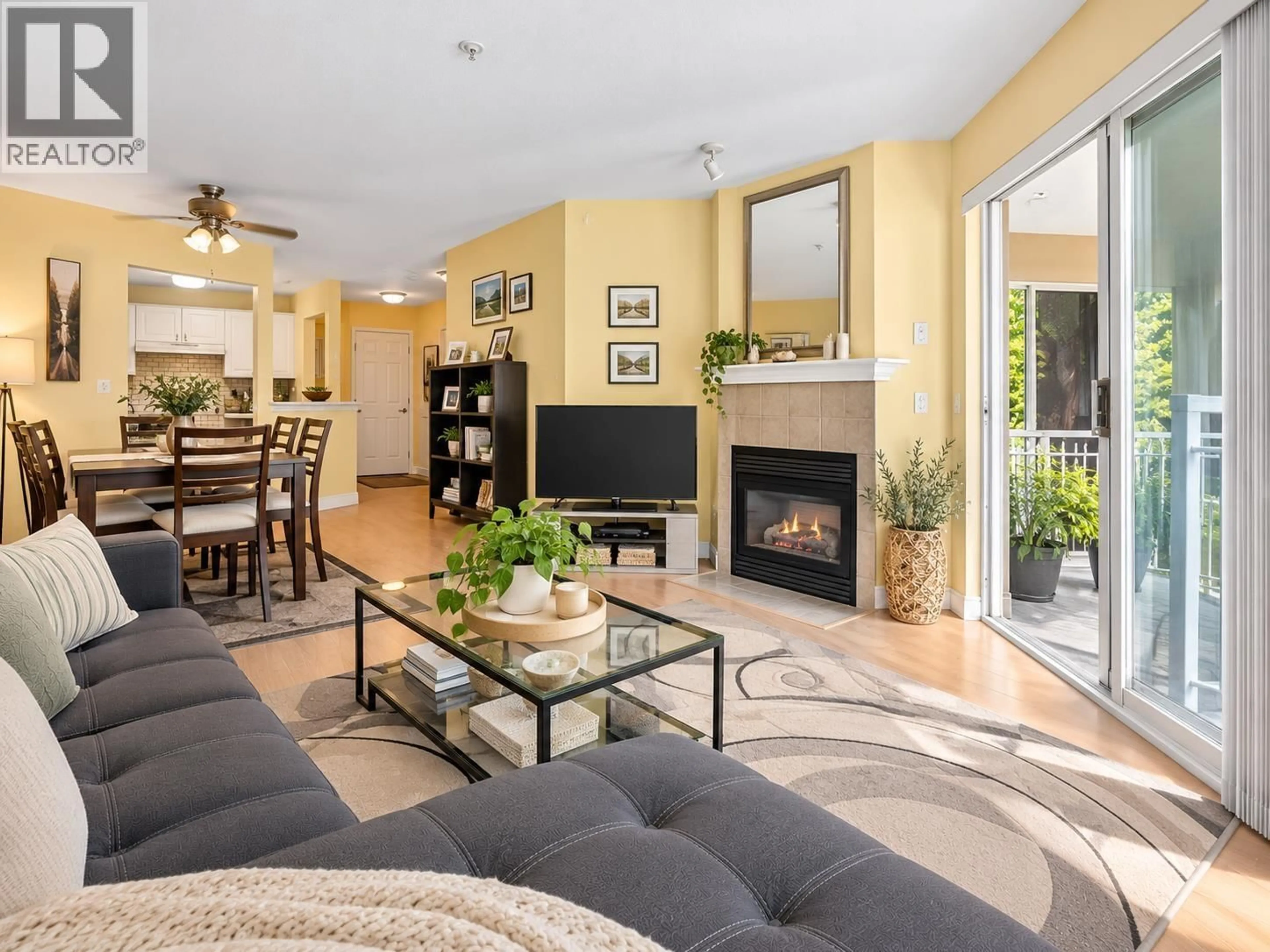 Living room with furniture, unknown for 401 - 1128 SIXTH AVENUE, New Westminster British Columbia V3M6V8