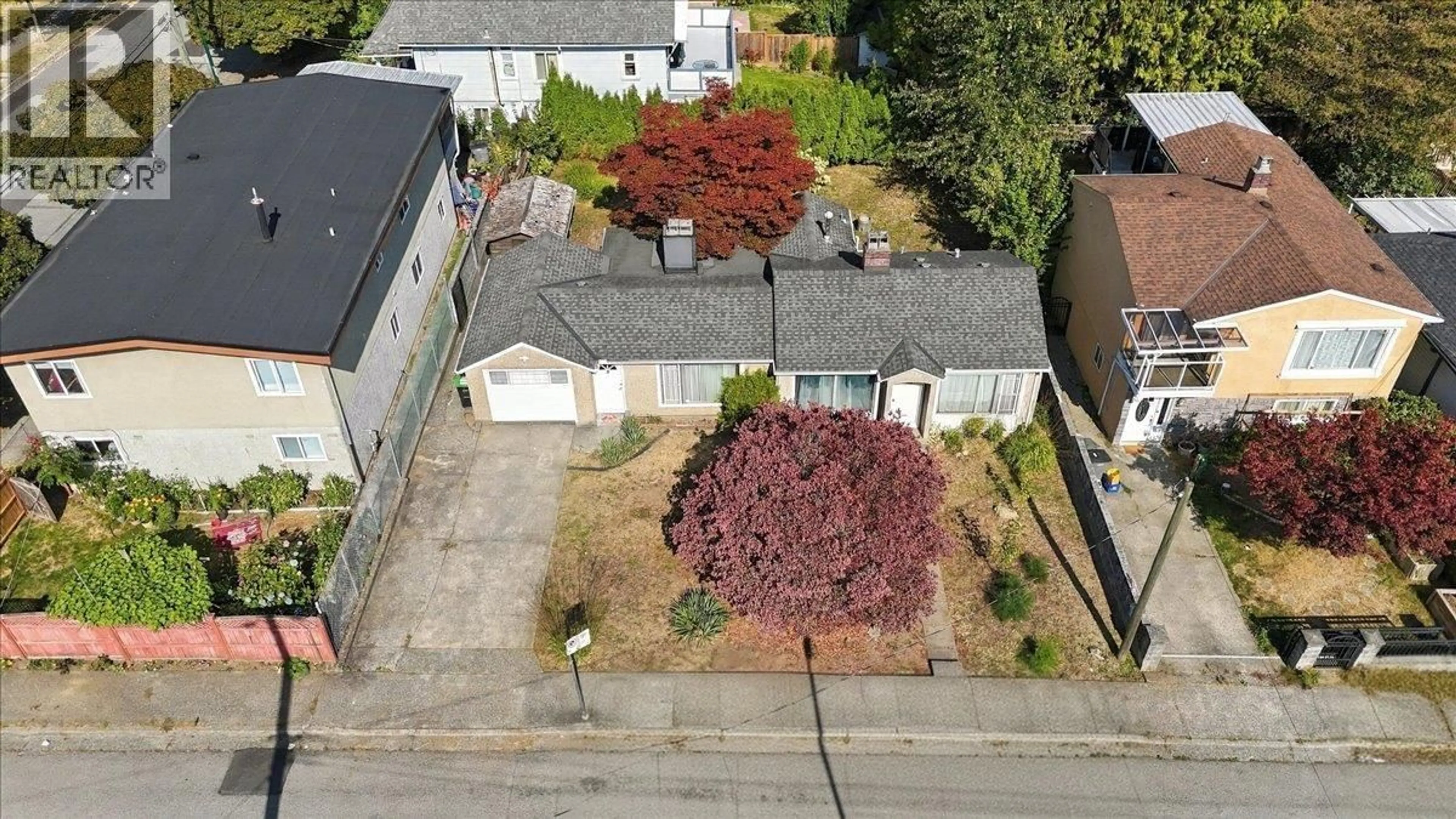 A pic from outside/outdoor area/front of a property/back of a property/a pic from drone, street for 2219 25TH AVENUE, Vancouver British Columbia V5N2V7