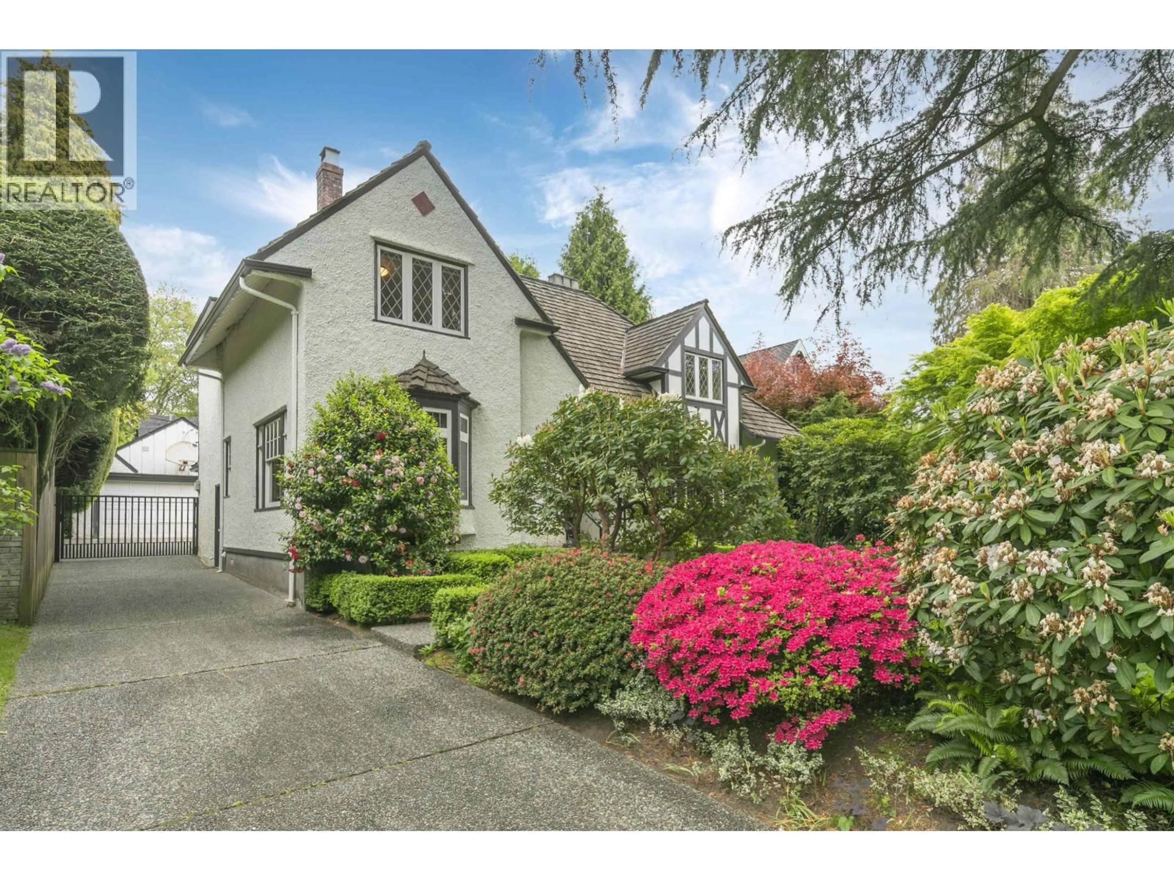 A pic from outside/outdoor area/front of a property/back of a property/a pic from drone, street for 4388 ANGUS DRIVE, Vancouver British Columbia V6J4J3