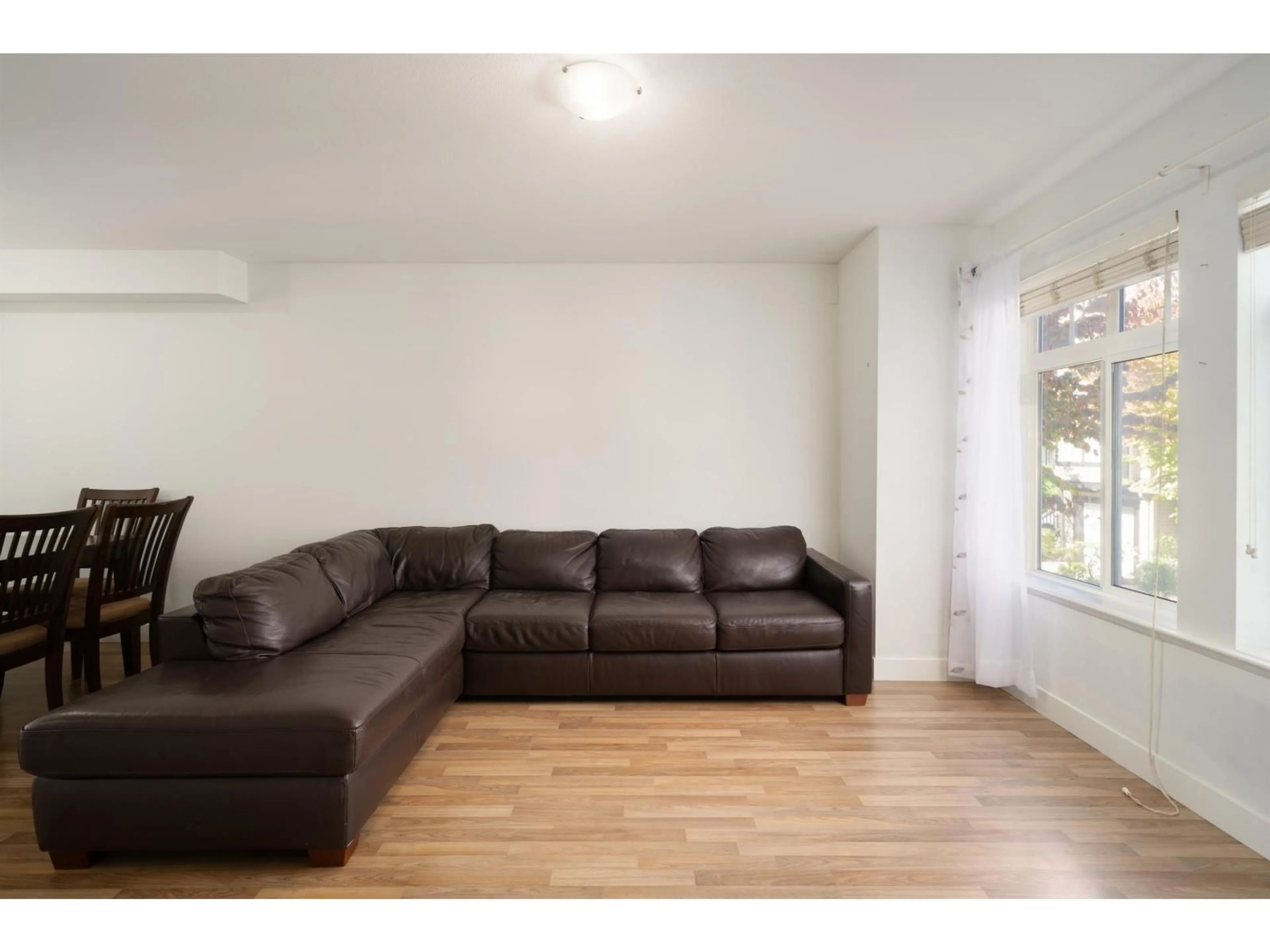 Living room with furniture, wood/laminate floor for 27 - 19448 68 AVENUE, Surrey British Columbia V4N5V5