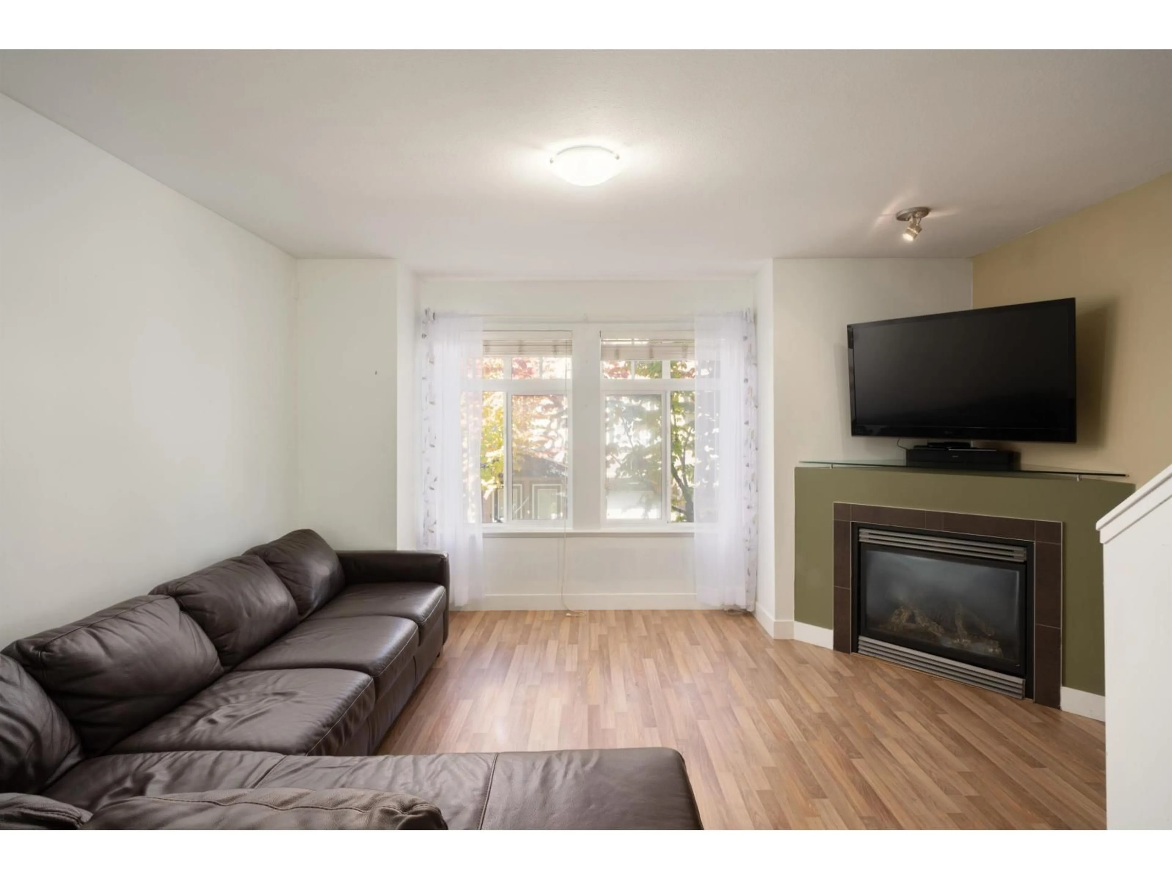 Living room with furniture, wood/laminate floor for 27 - 19448 68 AVENUE, Surrey British Columbia V4N5V5