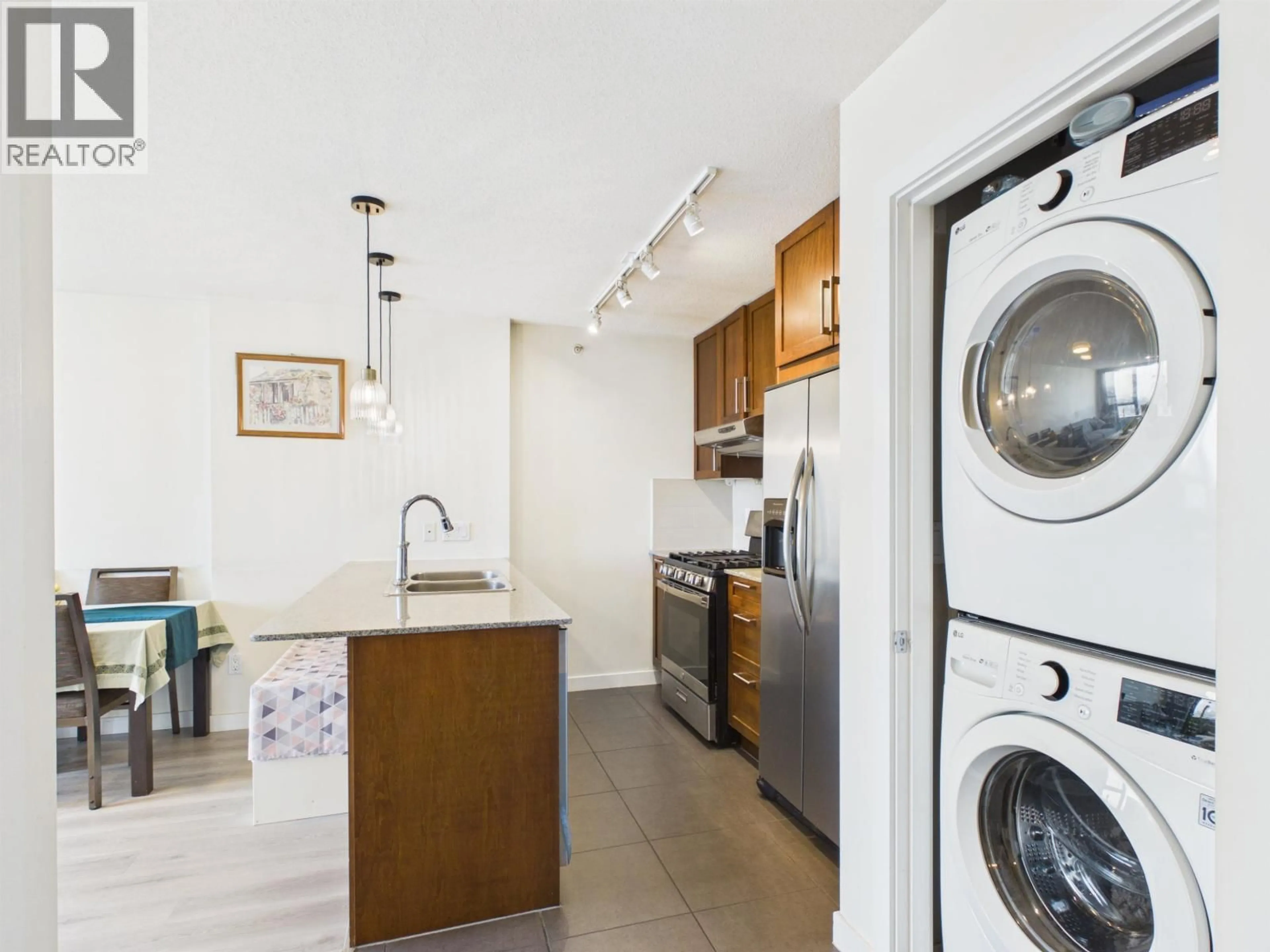 Kitchen with laundary machines, unknown for 2301 - 7088 SALISBURY AVENUE, Burnaby British Columbia V5E0A4