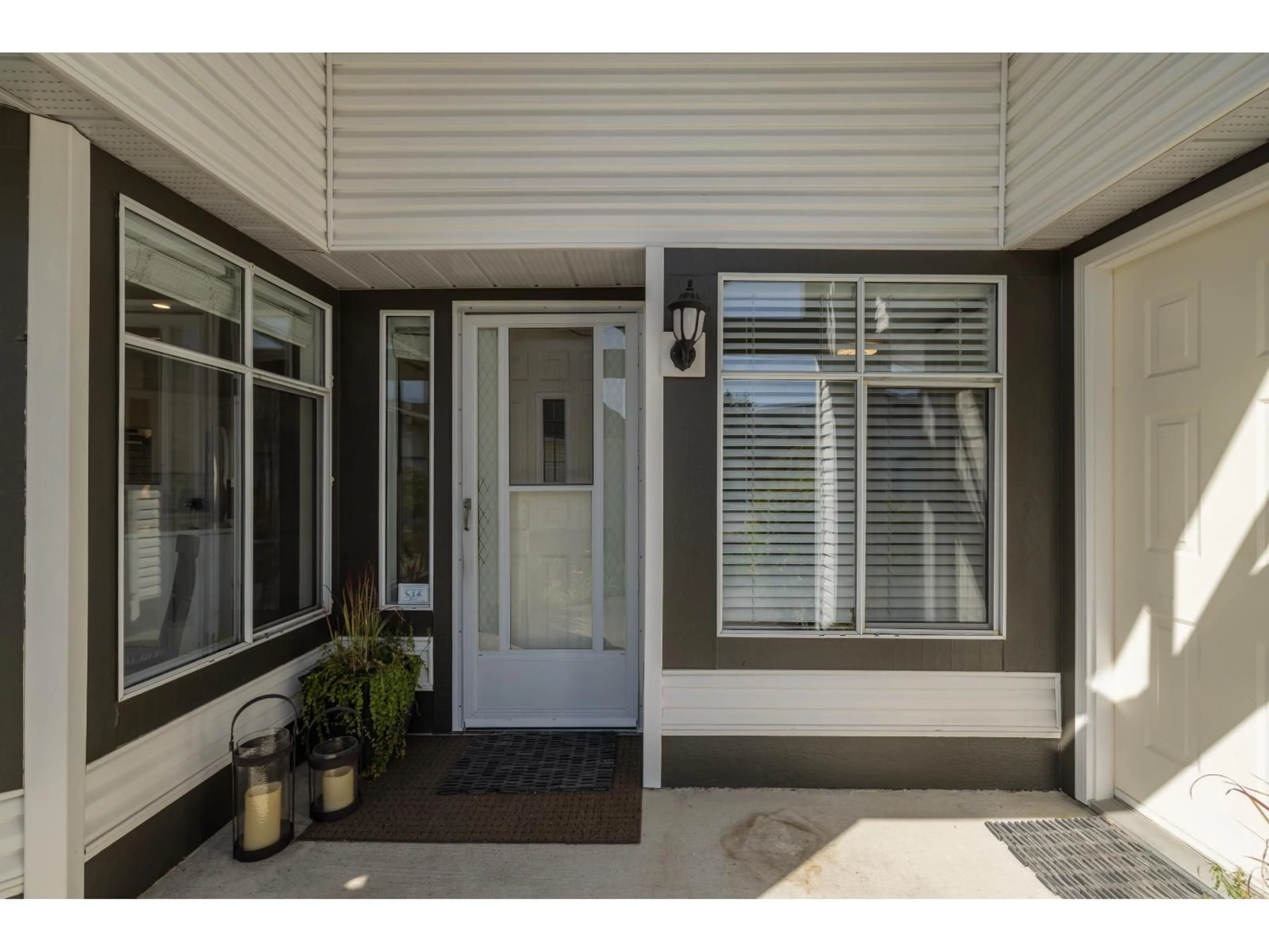 Indoor entryway for 44 - 19649 53 AVENUE, Langley British Columbia V3A8C5
