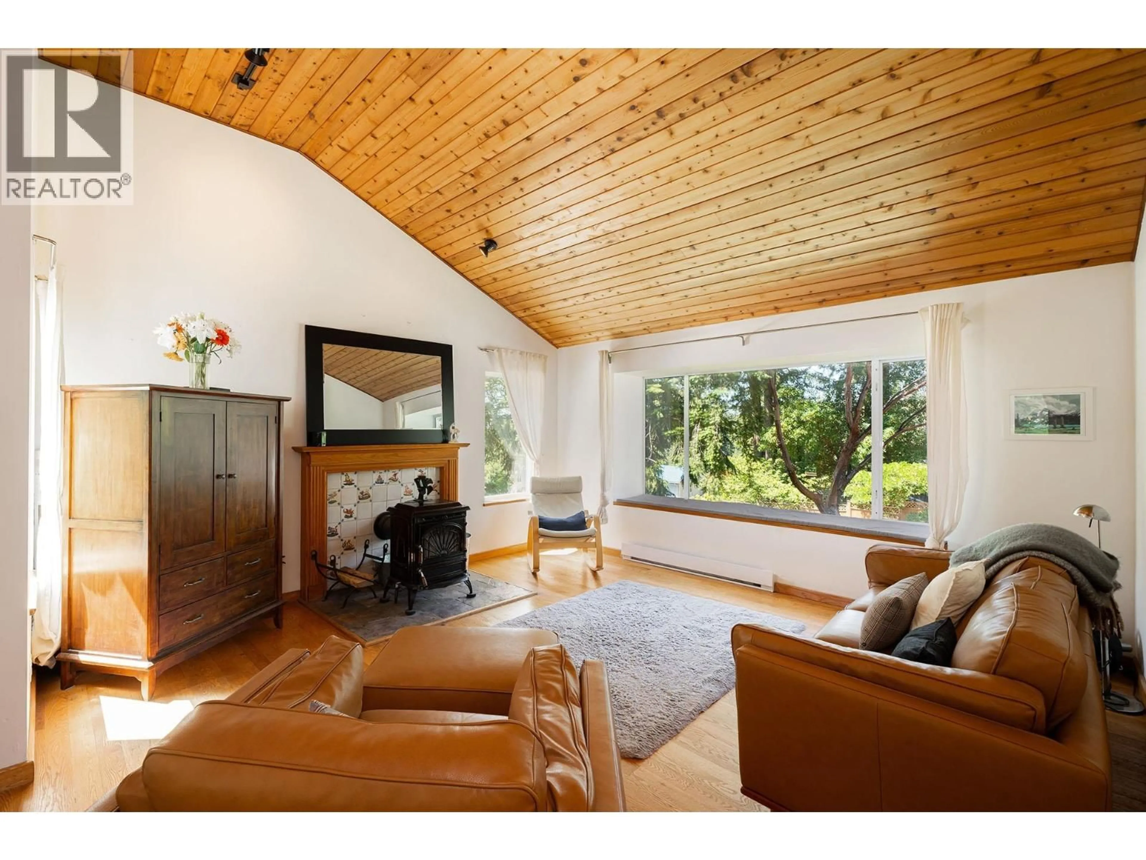 Living room with furniture, wood/laminate floor for 1529 WHITESAILS DRIVE, Bowen Island British Columbia V0N1G2