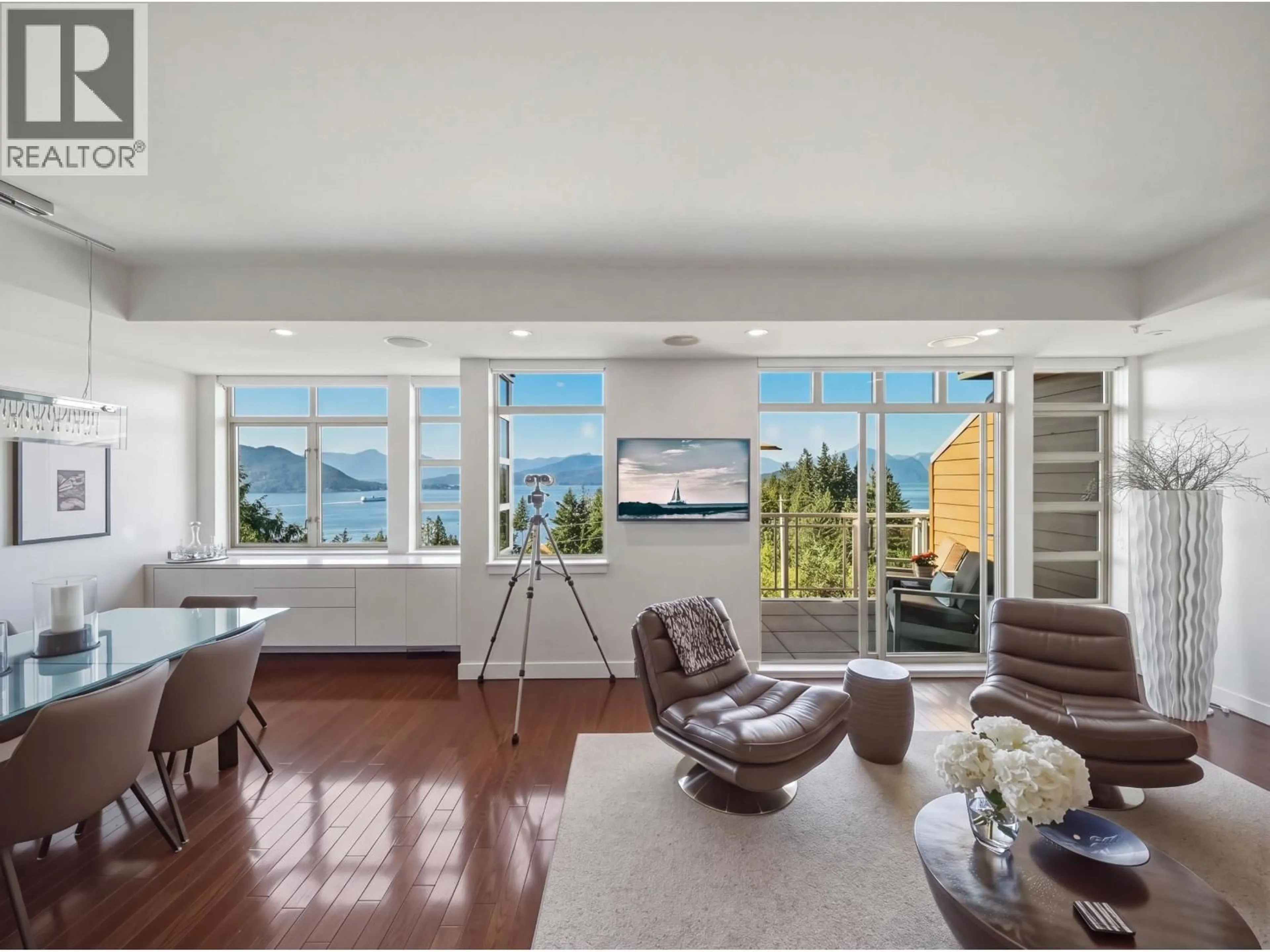 Living room with furniture, unknown for 8547 SEASCAPE COURT, West Vancouver British Columbia V7W3J7