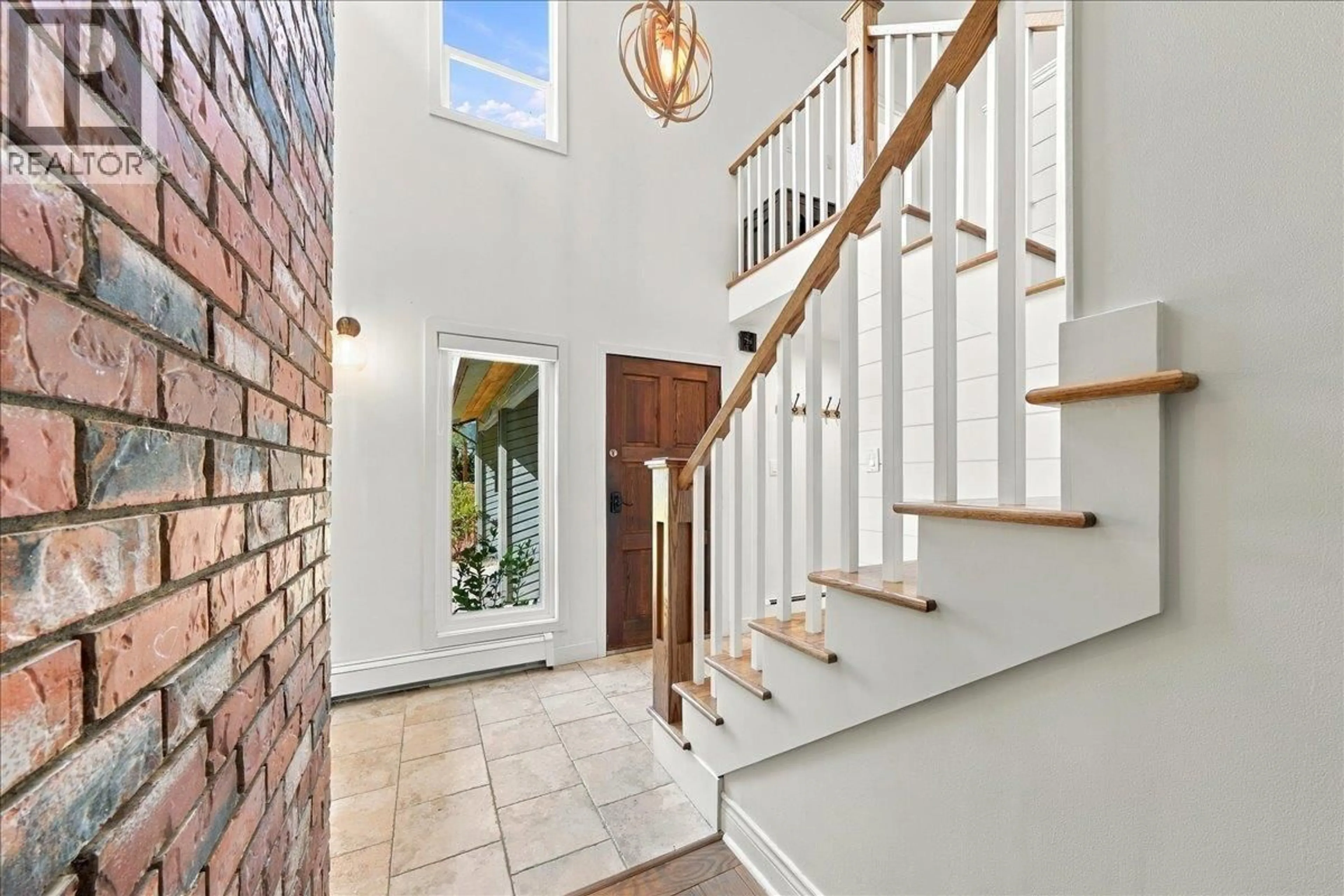 Indoor entryway for 4151 FIRCREST PLACE, North Vancouver British Columbia V7K3A2