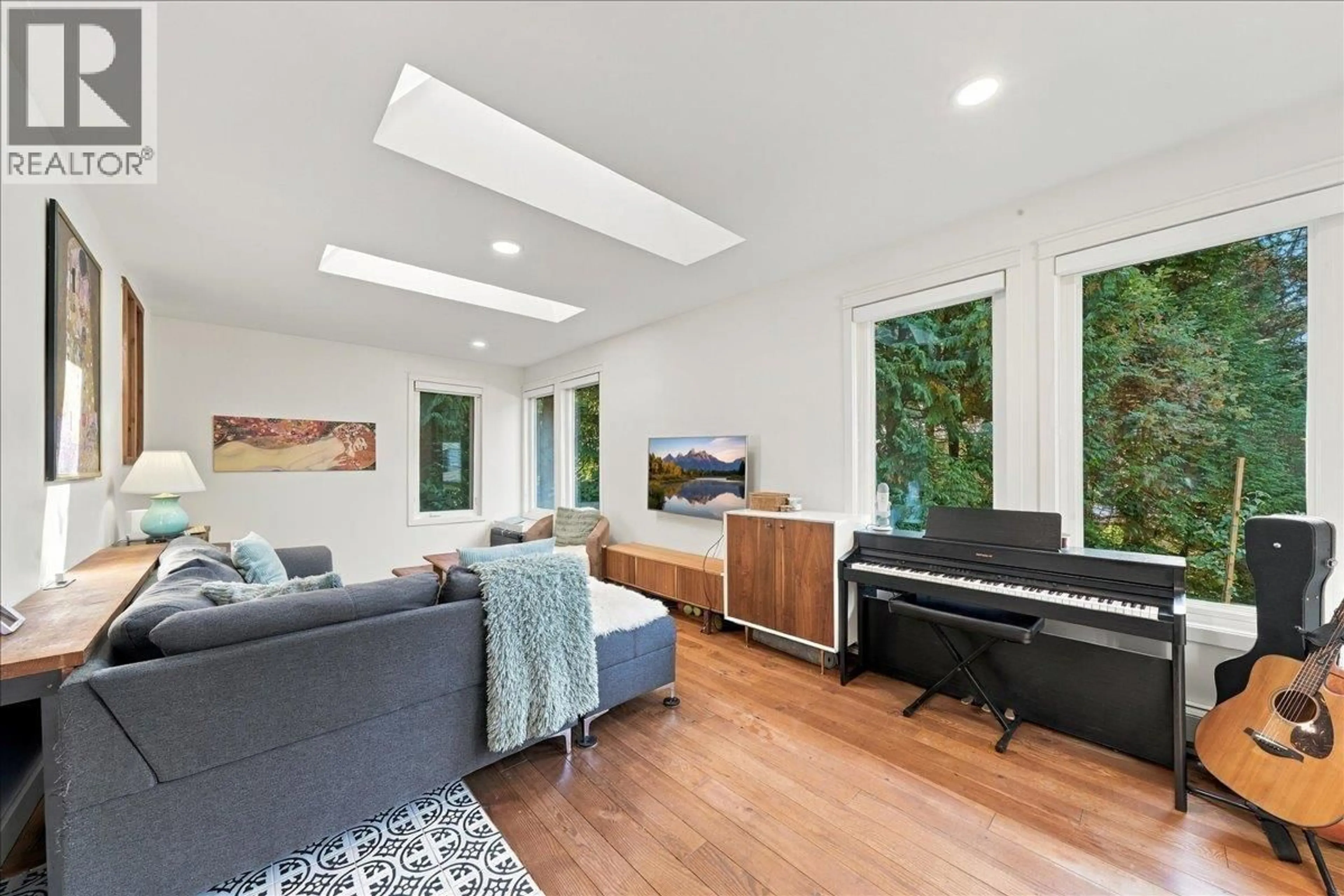 Living room with furniture, wood/laminate floor for 4151 FIRCREST PLACE, North Vancouver British Columbia V7K3A2