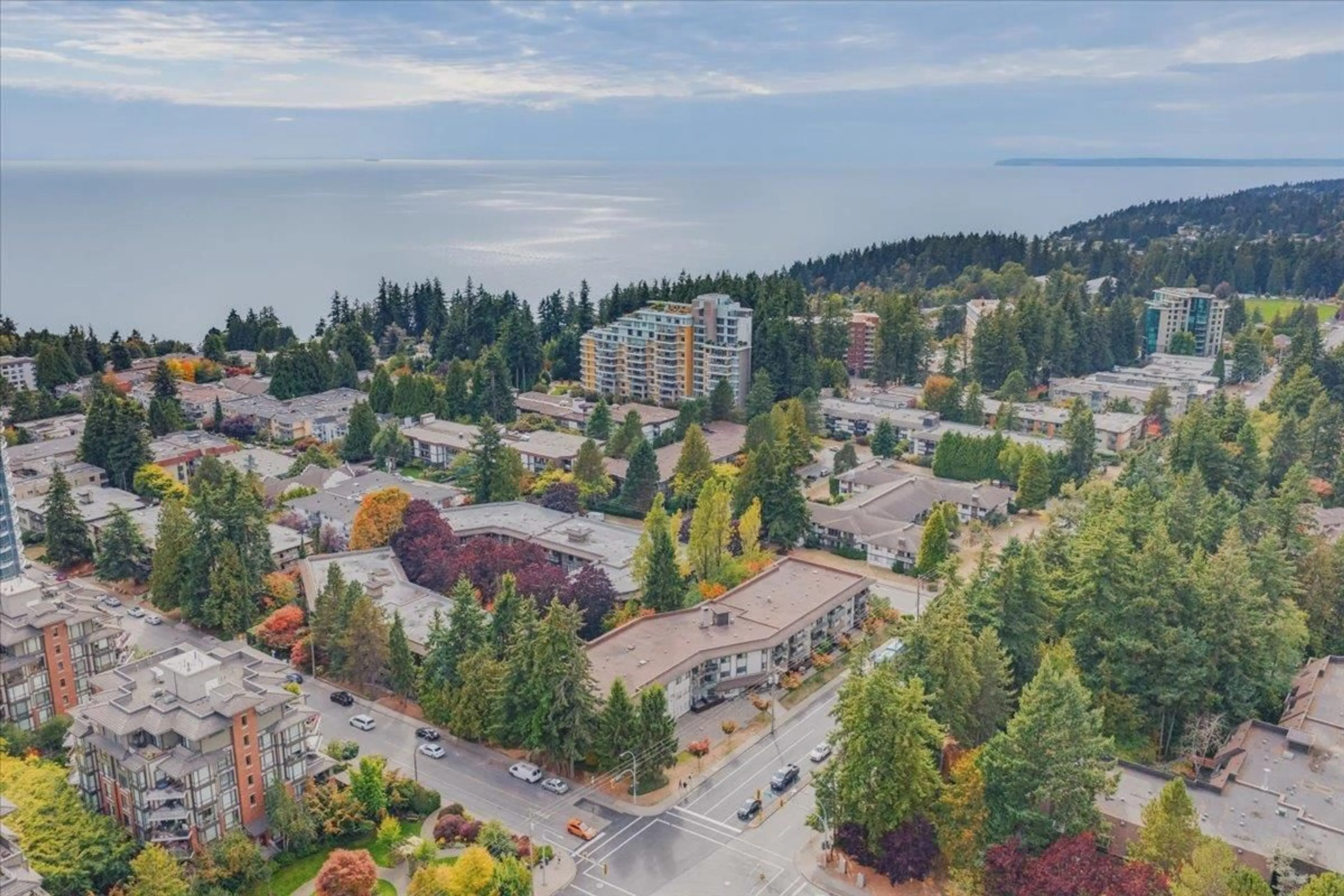 A pic from outside/outdoor area/front of a property/back of a property/a pic from drone, unknown for 107 - 15020 NORTH BLUFF ROAD, White Rock British Columbia V4B5A4
