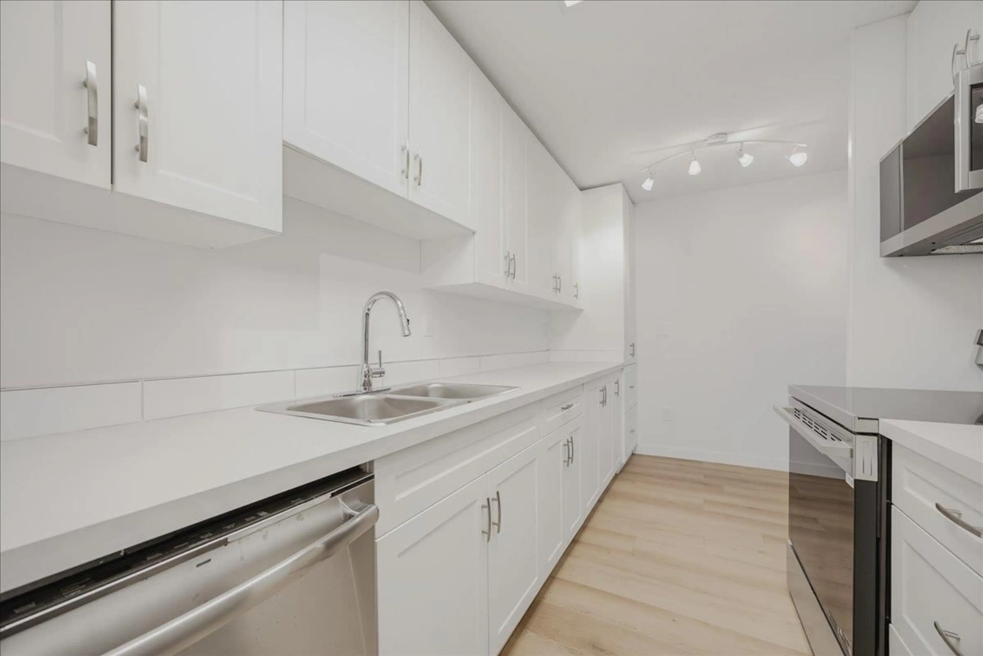 Standard kitchen, unknown for 107 - 15020 NORTH BLUFF ROAD, White Rock British Columbia V4B5A4