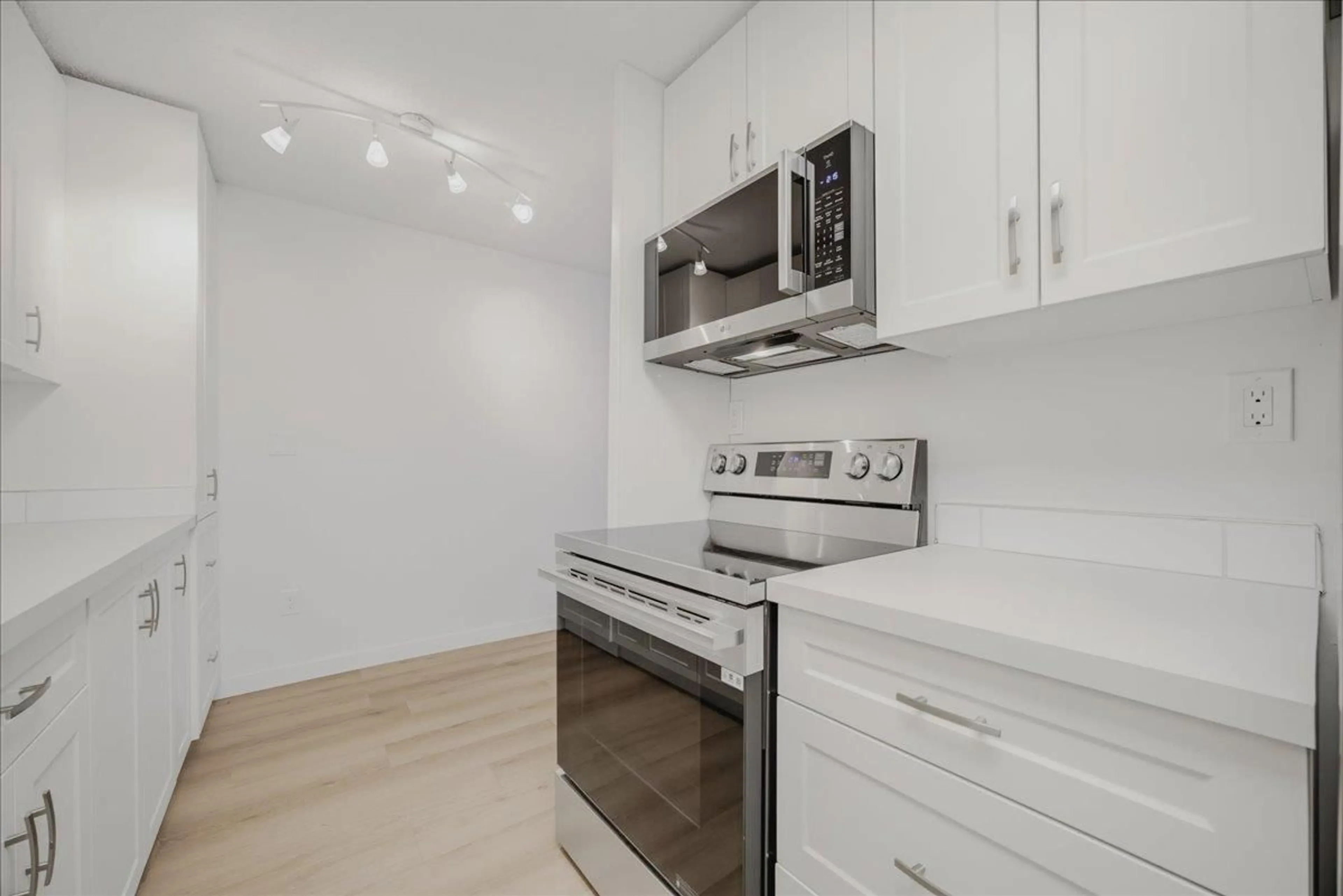 Standard kitchen, unknown for 107 - 15020 NORTH BLUFF ROAD, White Rock British Columbia V4B5A4