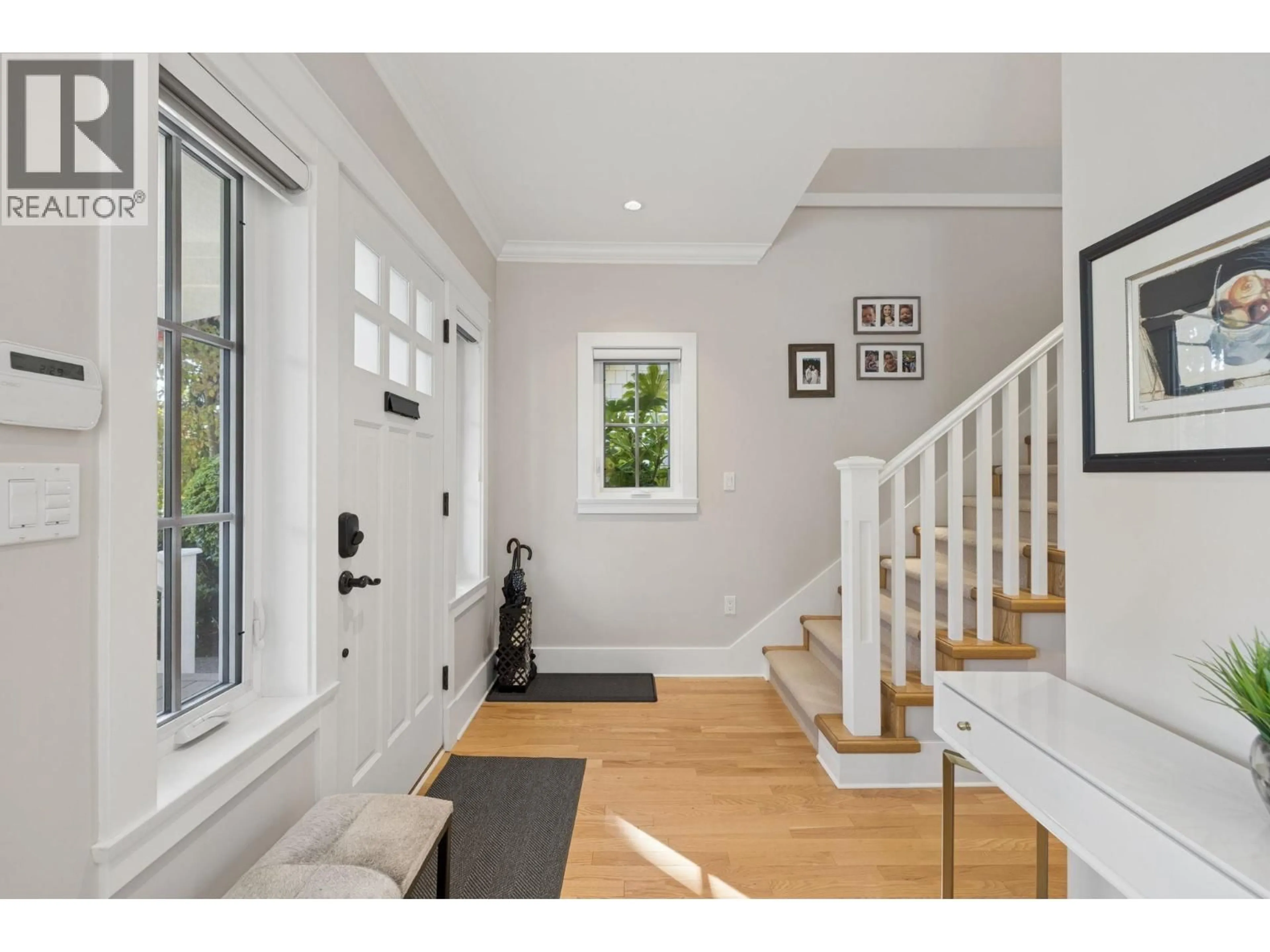 Indoor entryway for 2015 ESQUIMALT AVENUE, West Vancouver British Columbia V7V1S3