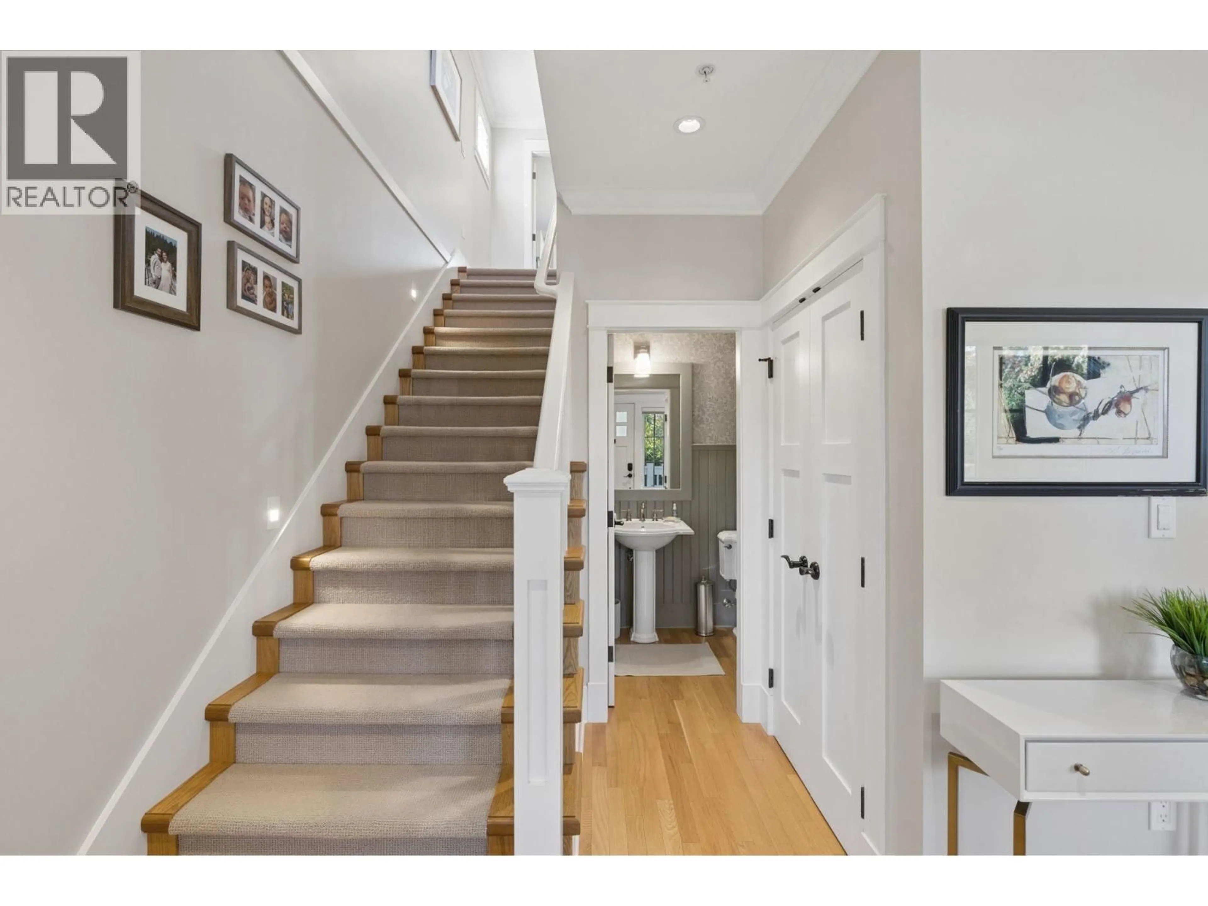 Indoor entryway for 2015 ESQUIMALT AVENUE, West Vancouver British Columbia V7V1S3