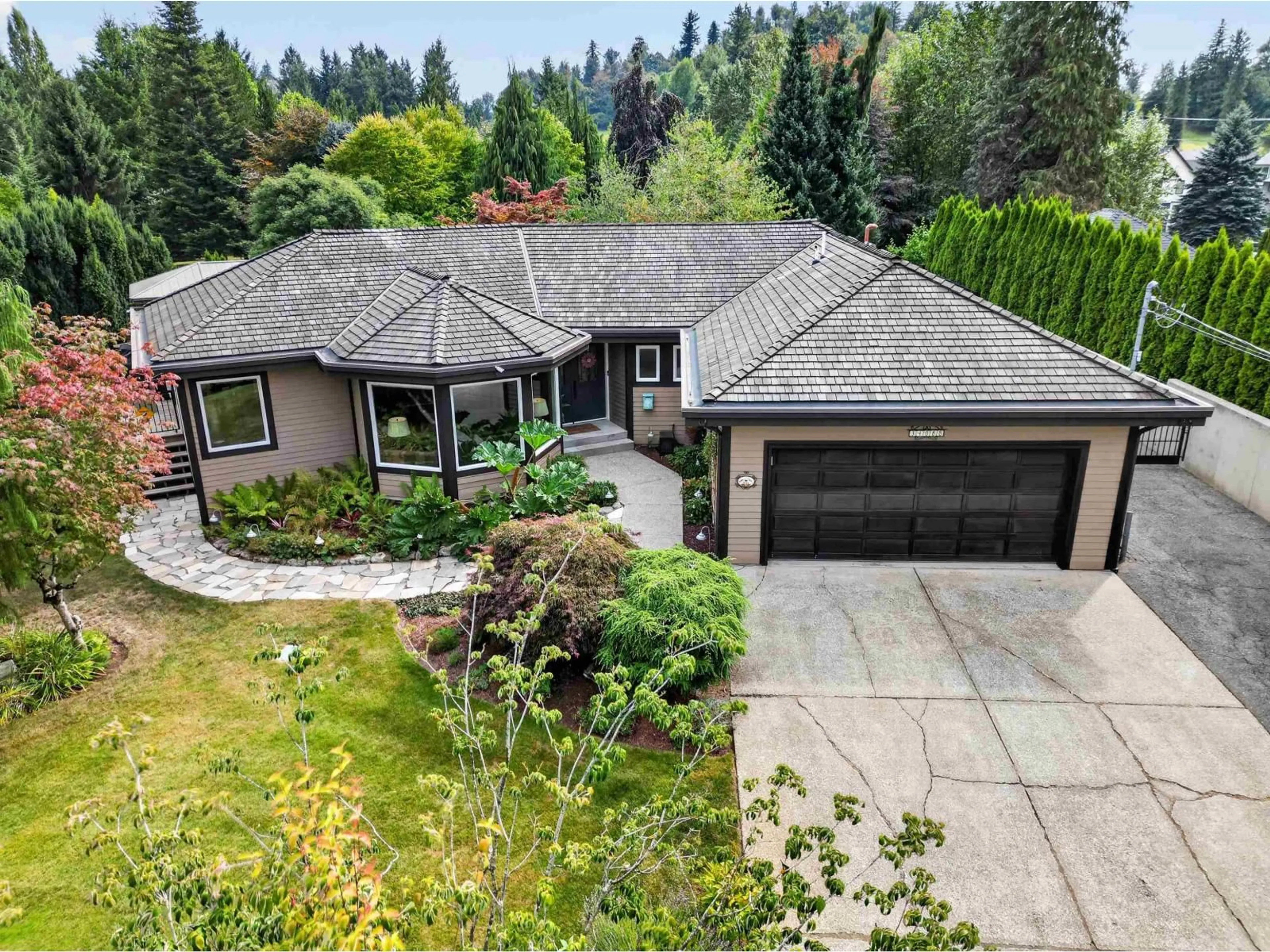 A pic from outside/outdoor area/front of a property/back of a property/a pic from drone, street for 34088 YORK AVENUE, Mission British Columbia V2V6Y5
