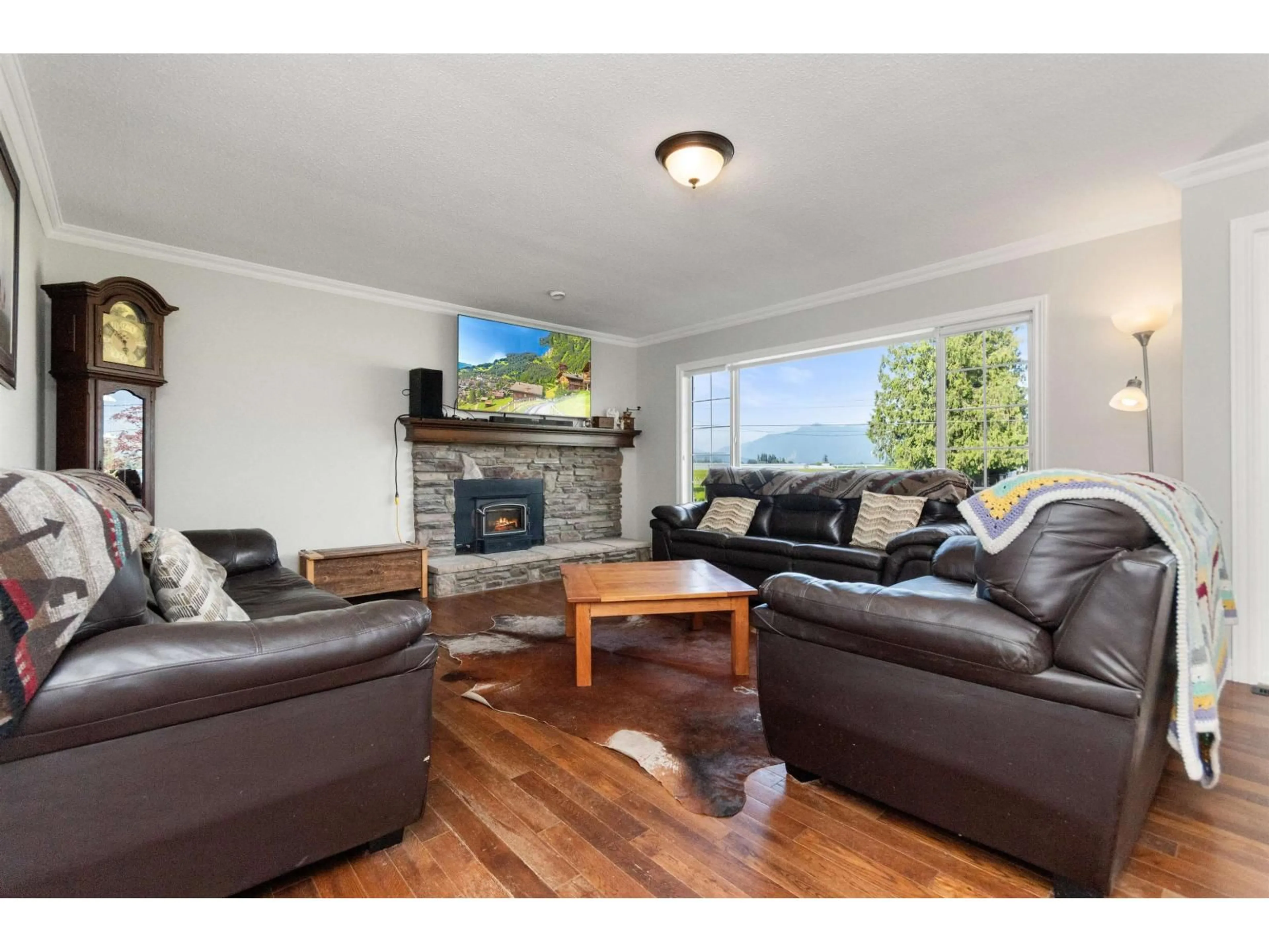 Living room with furniture, wood/laminate floor for 10195 GILLANDERS ROAD, Chilliwack British Columbia V2P6H4