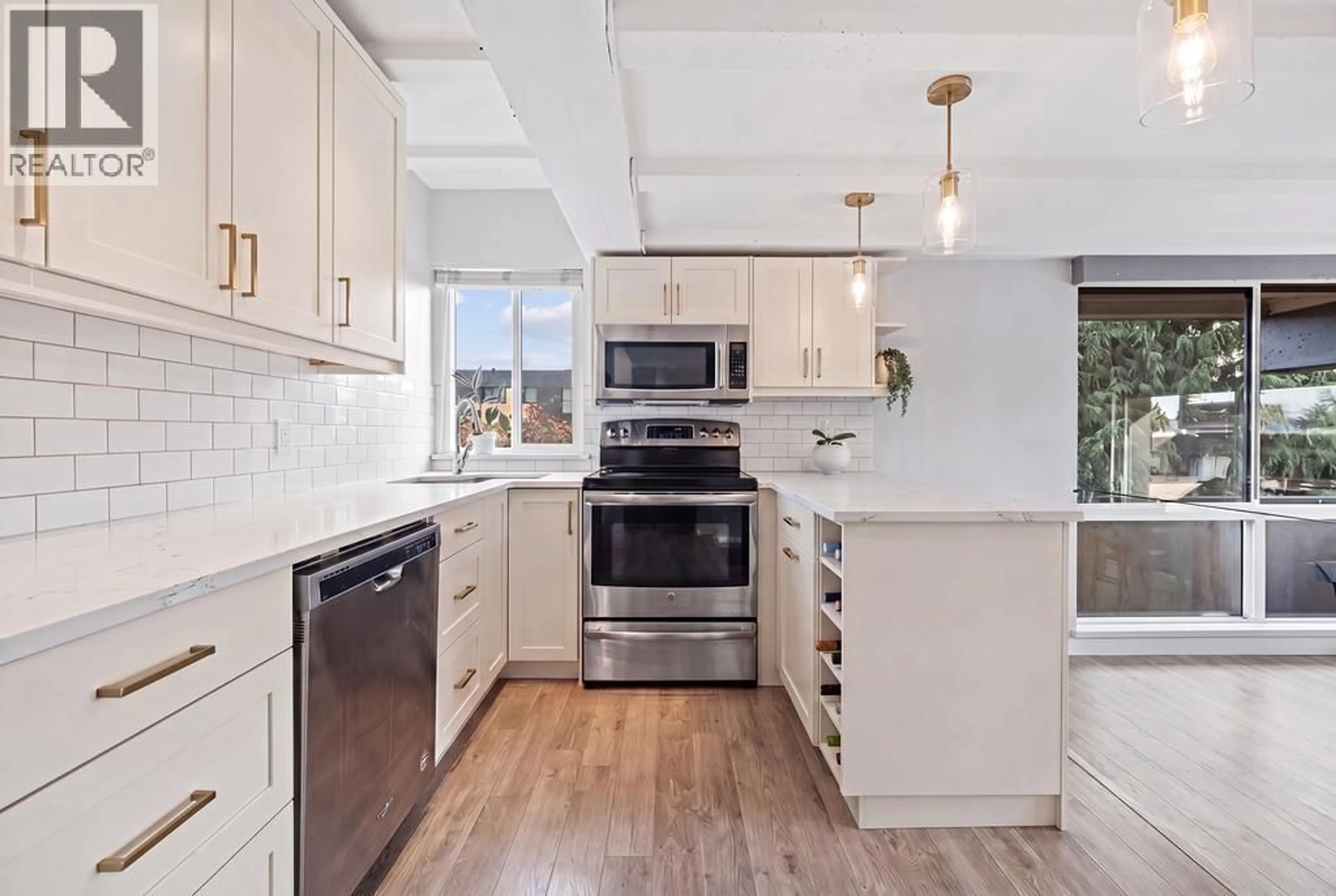 Open concept kitchen, unknown for 201 - 341 MAHON AVENUE, North Vancouver British Columbia V7M3E1