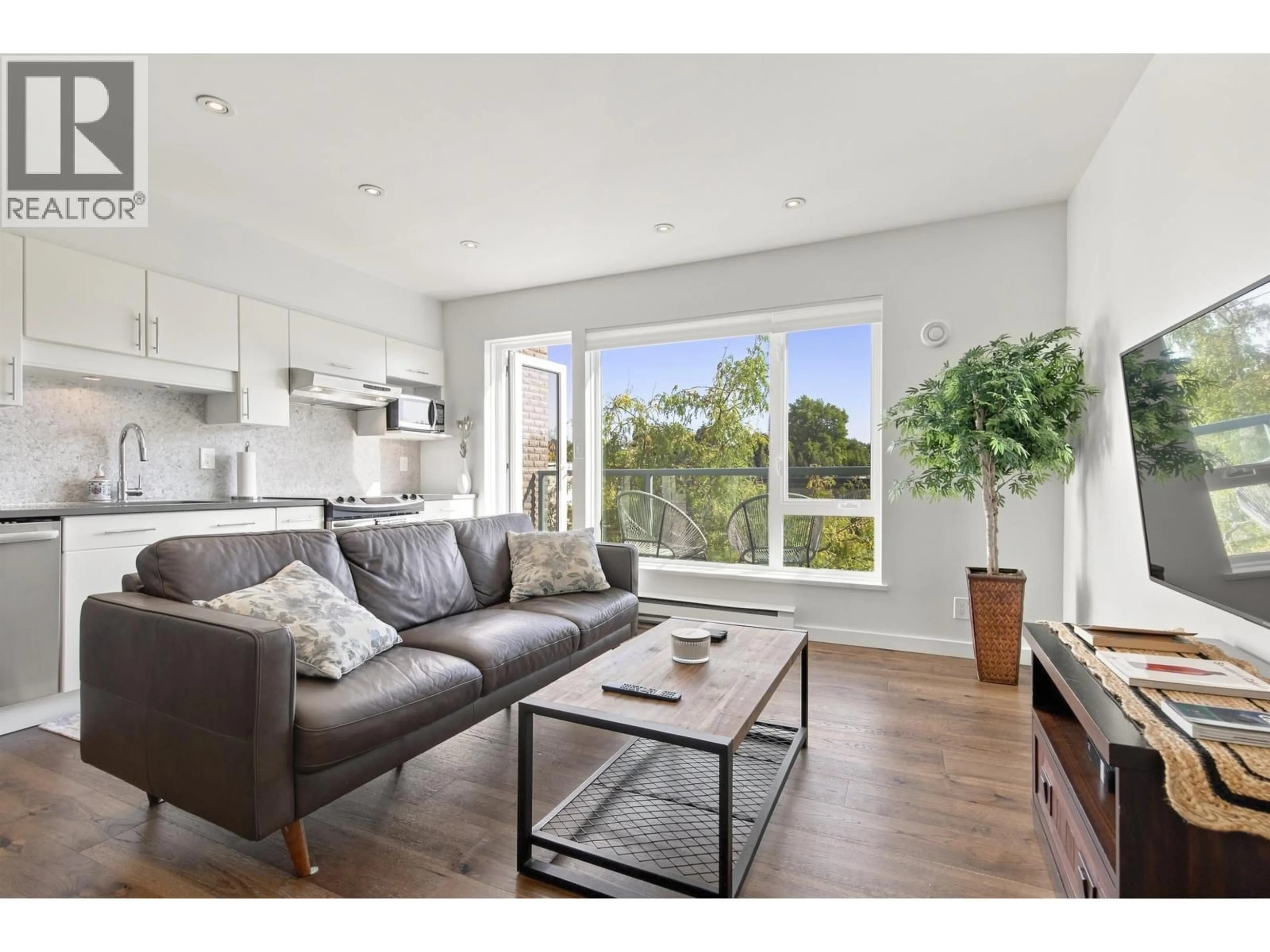Living room with furniture, wood/laminate floor for 406 - 1688 CYPRESS STREET STREET, Vancouver British Columbia V6J5J1