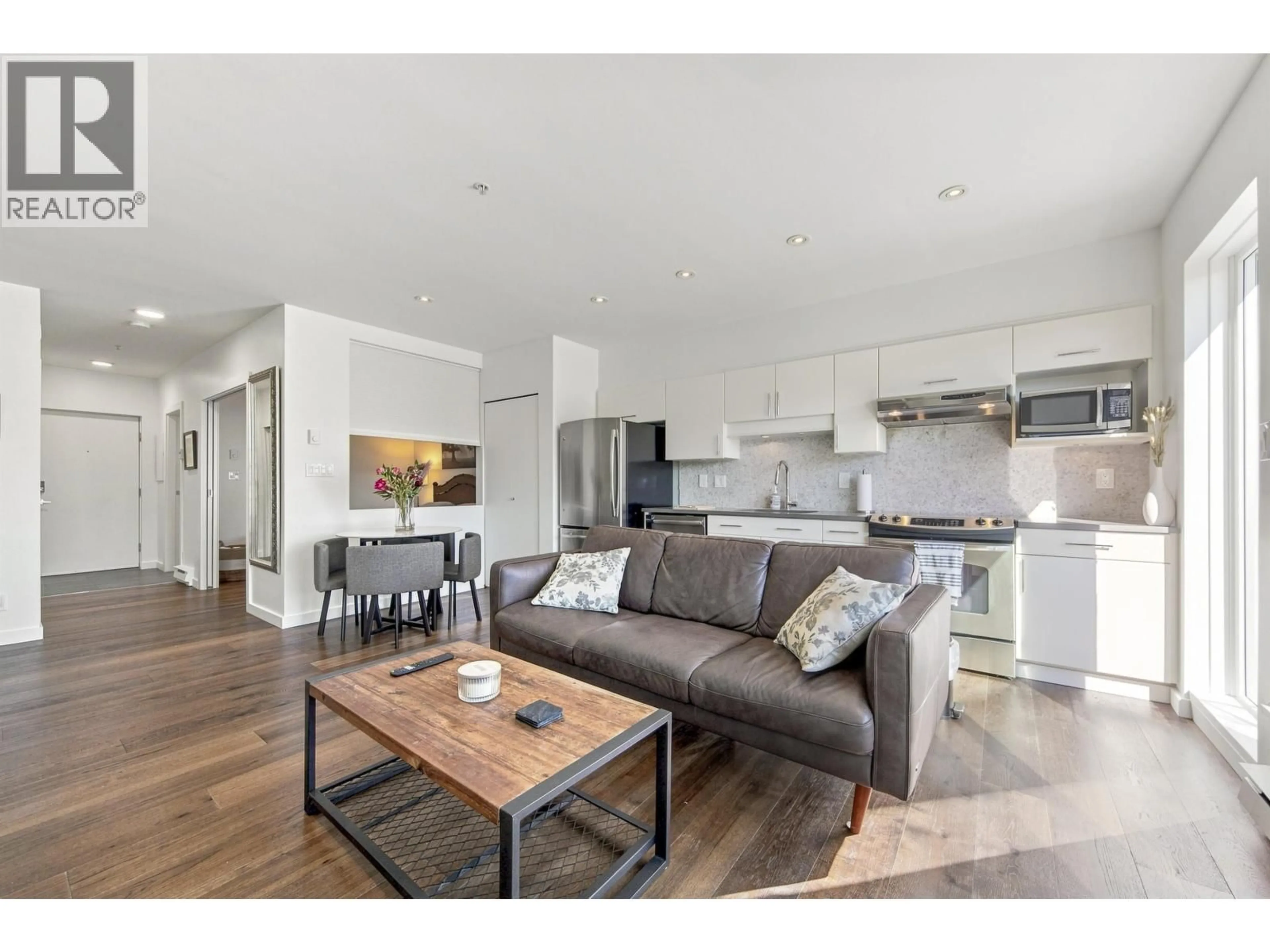 Open concept kitchen, wood/laminate floor for 406 - 1688 CYPRESS STREET STREET, Vancouver British Columbia V6J5J1