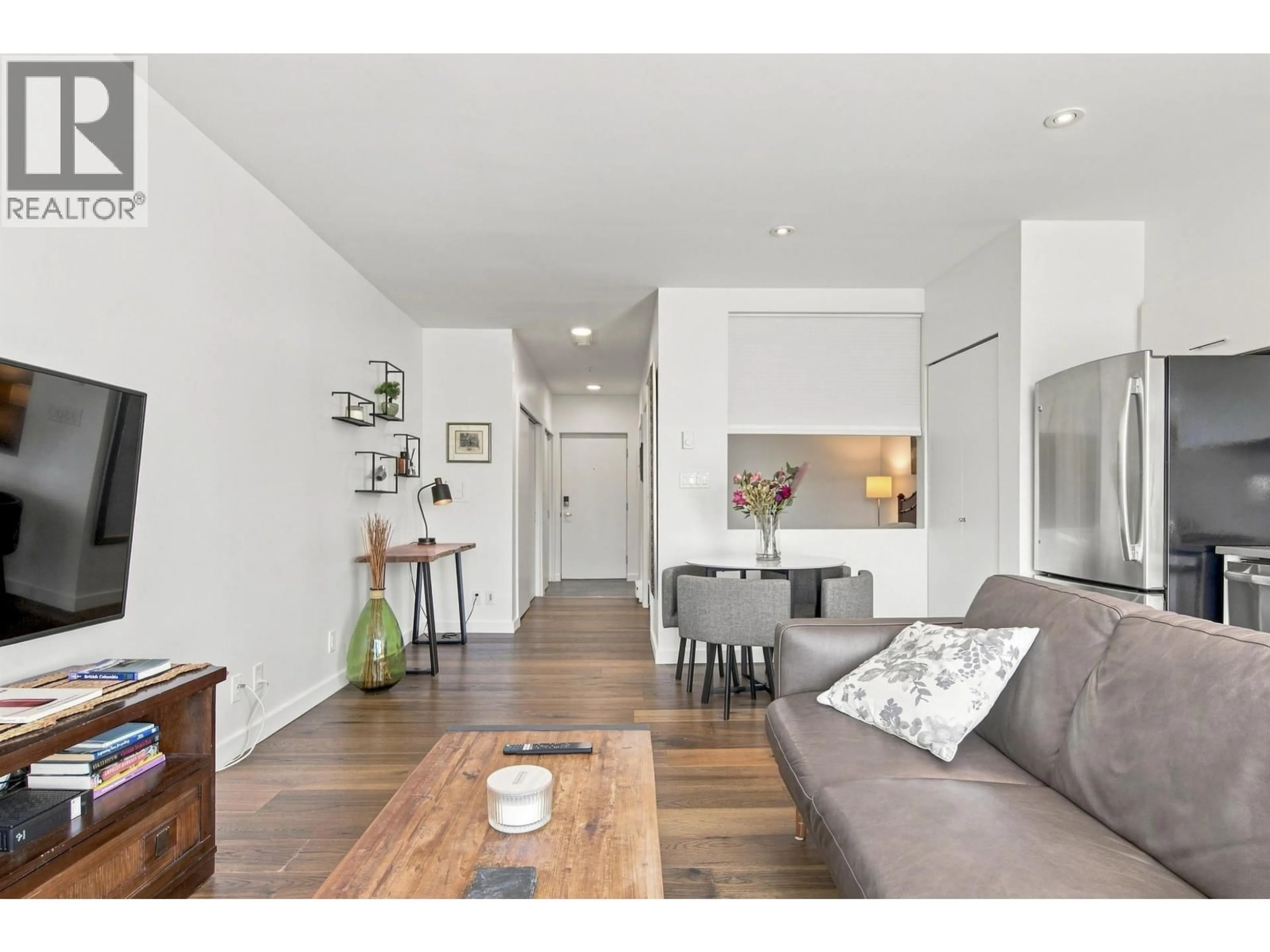 Living room with furniture, wood/laminate floor for 406 - 1688 CYPRESS STREET STREET, Vancouver British Columbia V6J5J1