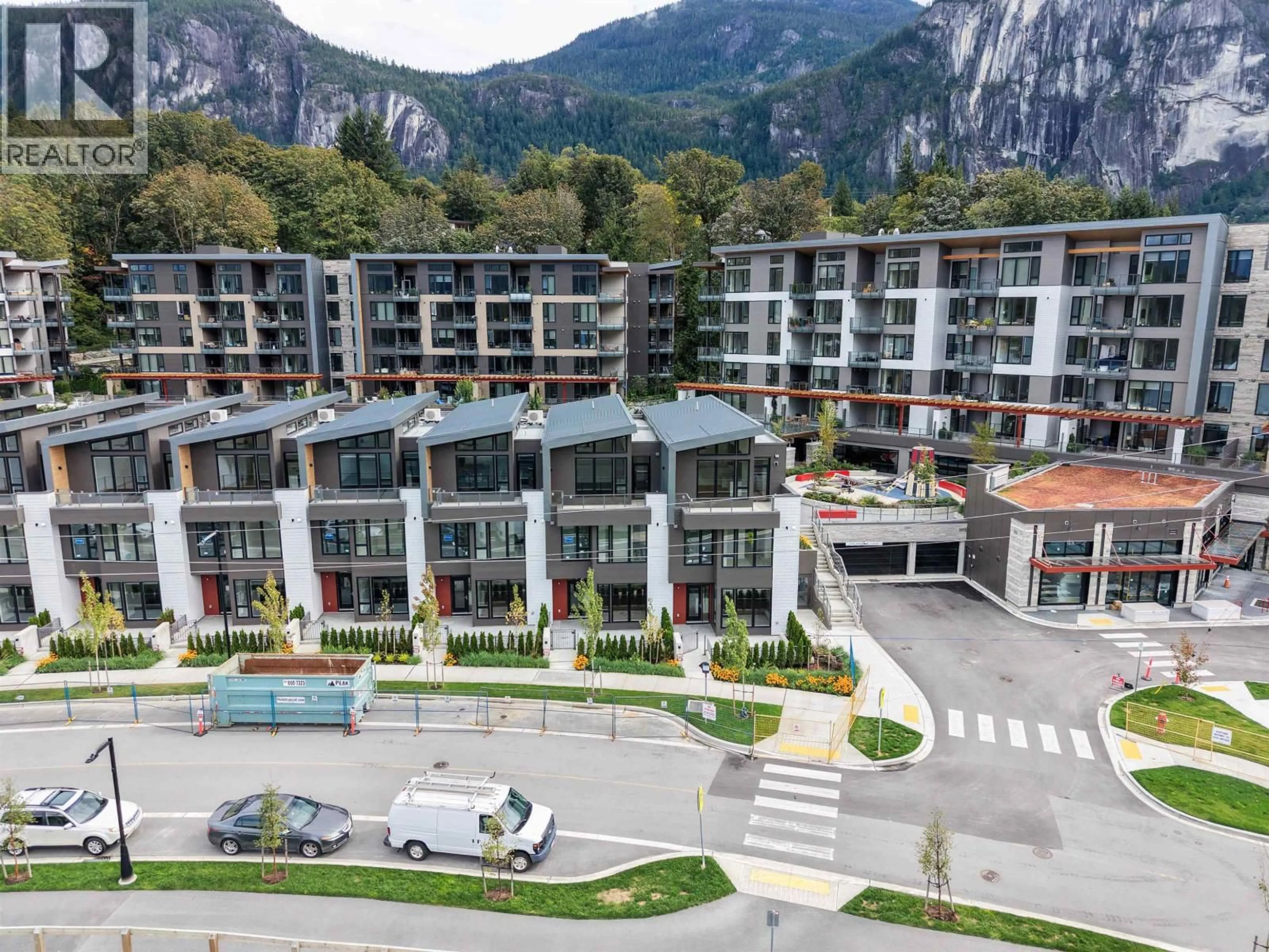 A pic from outside/outdoor area/front of a property/back of a property/a pic from drone, mountain view for 204 - 1502 SCOTT CRESCENT, Squamish British Columbia V8B1G5