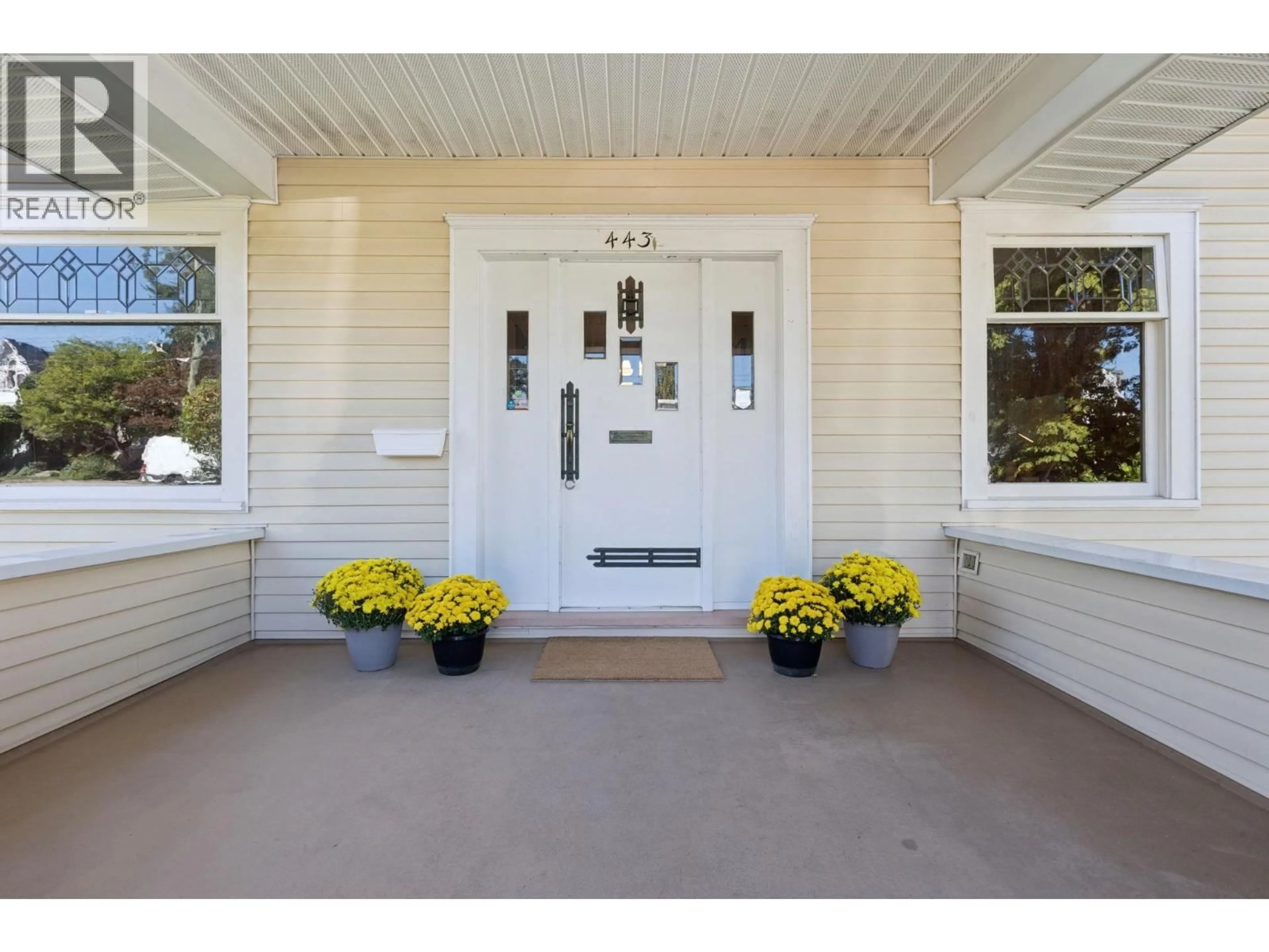 Indoor entryway for 443 7TH STREET, North Vancouver British Columbia V7L1S1