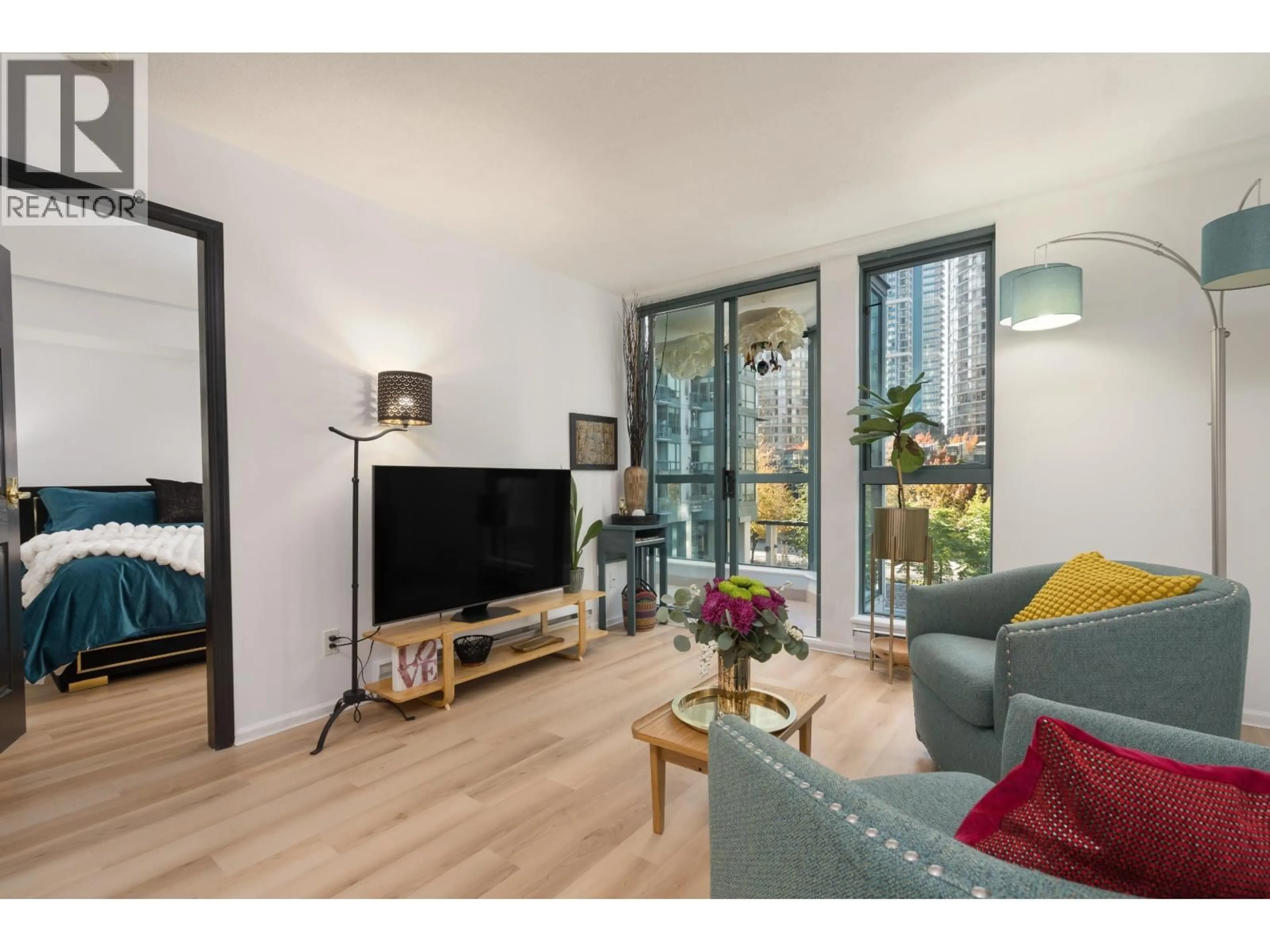 Living room with furniture, wood/laminate floor for 807 - 1238 MELVILLE STREET, Vancouver British Columbia V6E4N2