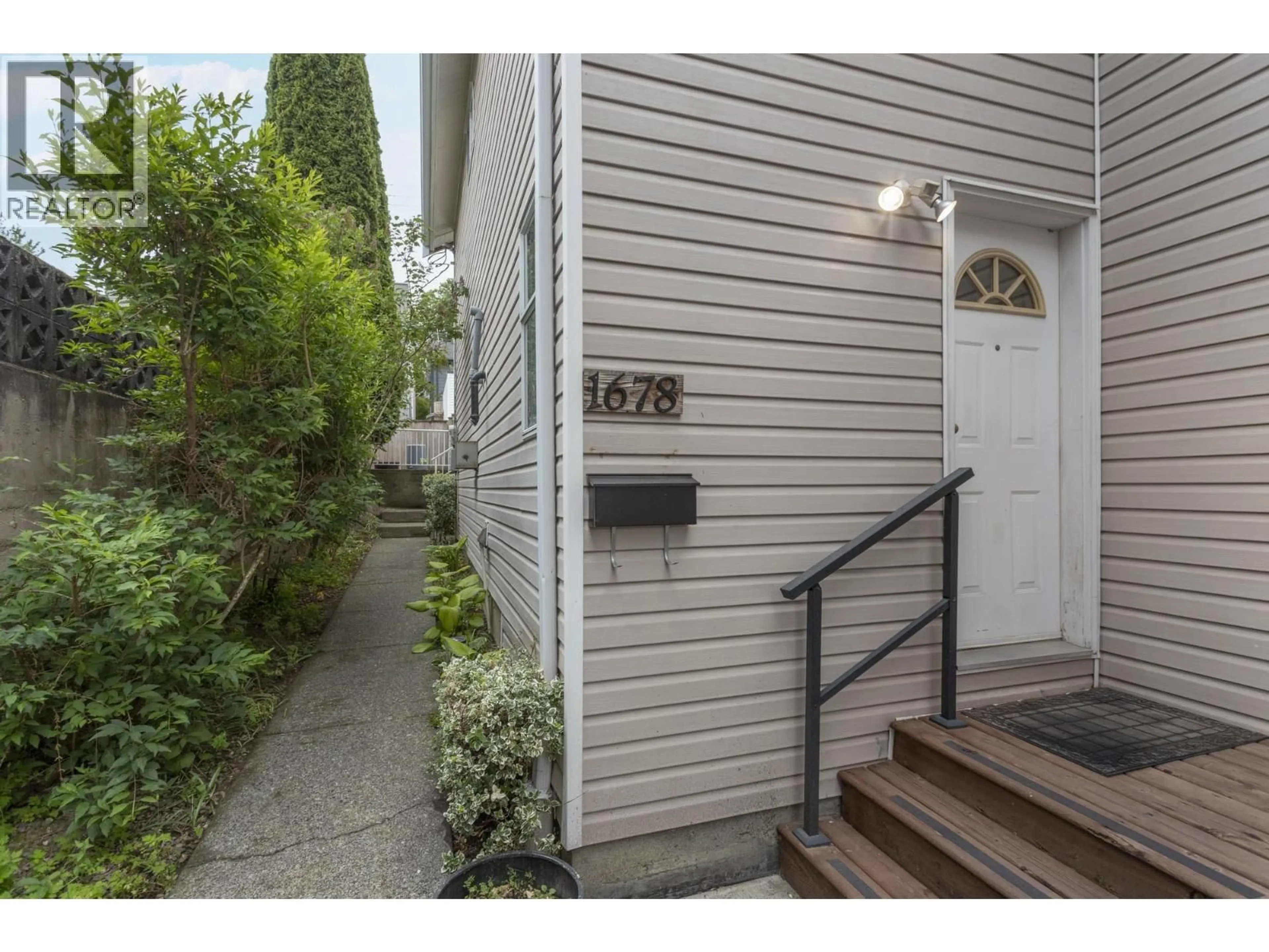 Indoor entryway for 1678 13TH AVENUE, Vancouver British Columbia V5N2B8