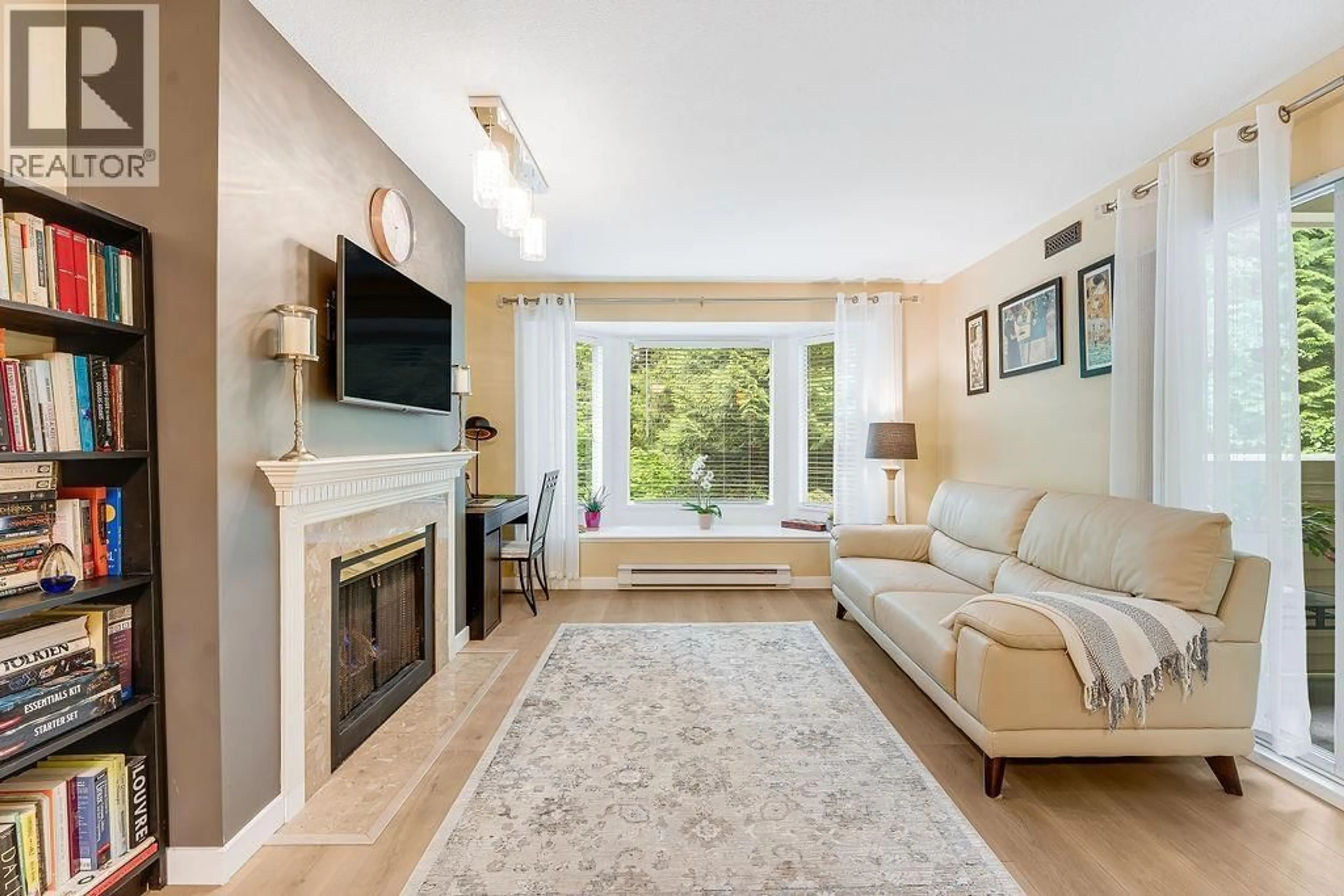 Living room with furniture, unknown for 205 - 6860 RUMBLE STREET, Burnaby British Columbia V5E1A8