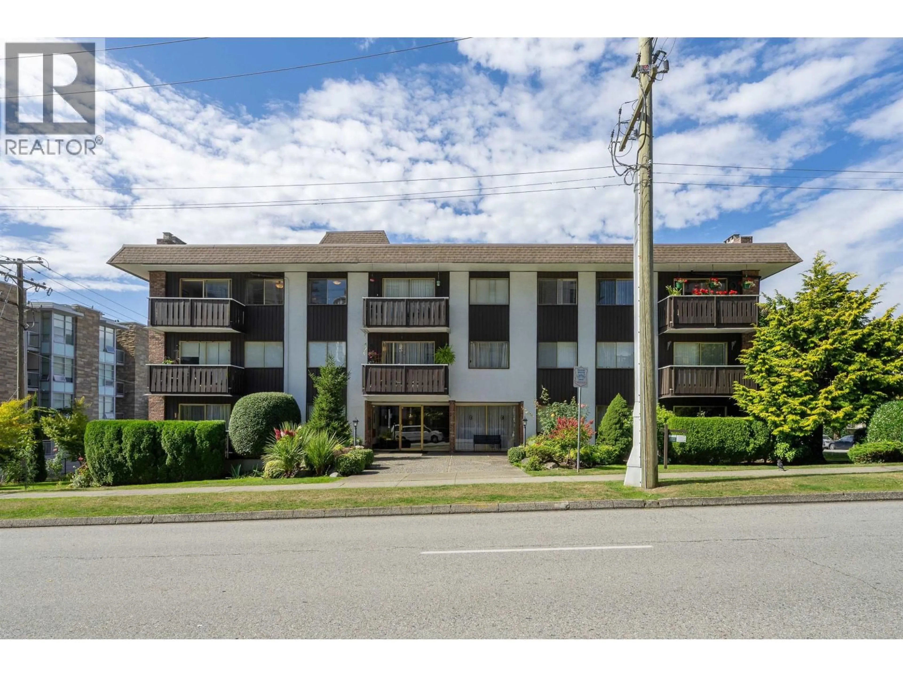 A pic from outside/outdoor area/front of a property/back of a property/a pic from drone, unknown for 302 - 1345 CHESTERFIELD AVENUE, North Vancouver British Columbia V7M2N1