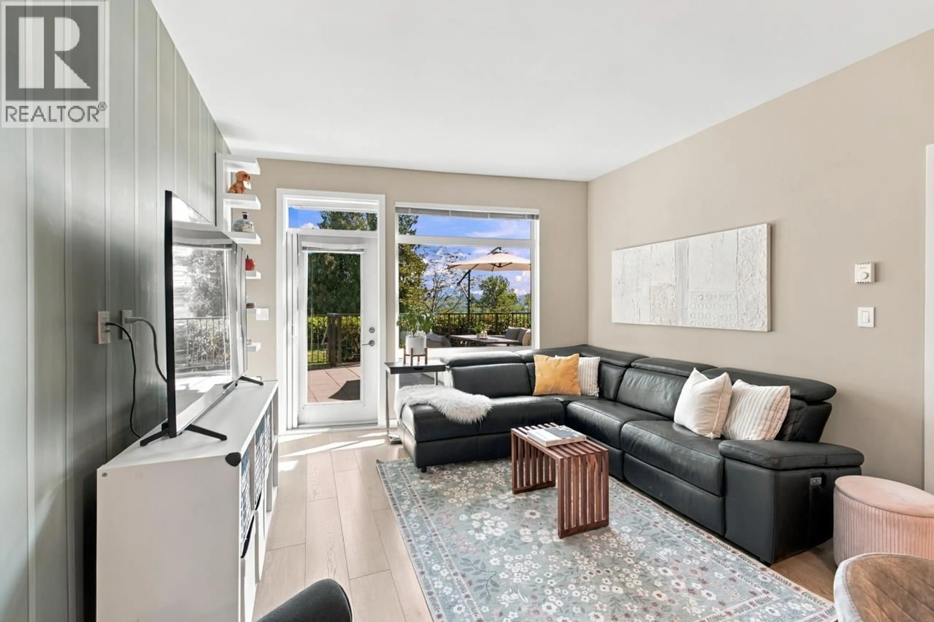 Living room with furniture, unknown for 127 - 22 ROYAL AVENUE, New Westminster British Columbia V3L0H1