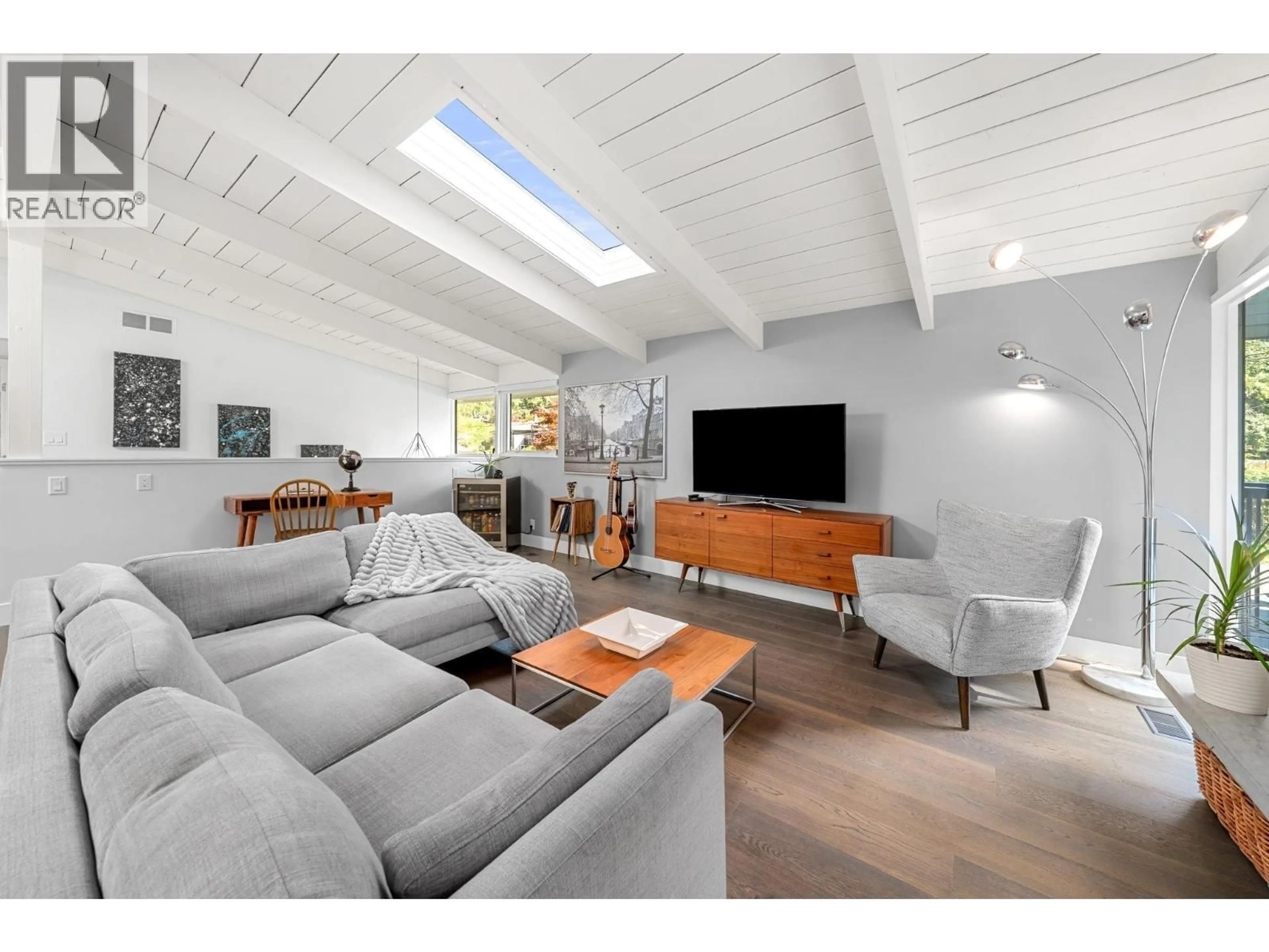 Living room with furniture, wood/laminate floor for 4505 LIONS AVENUE, North Vancouver British Columbia V7R3S7