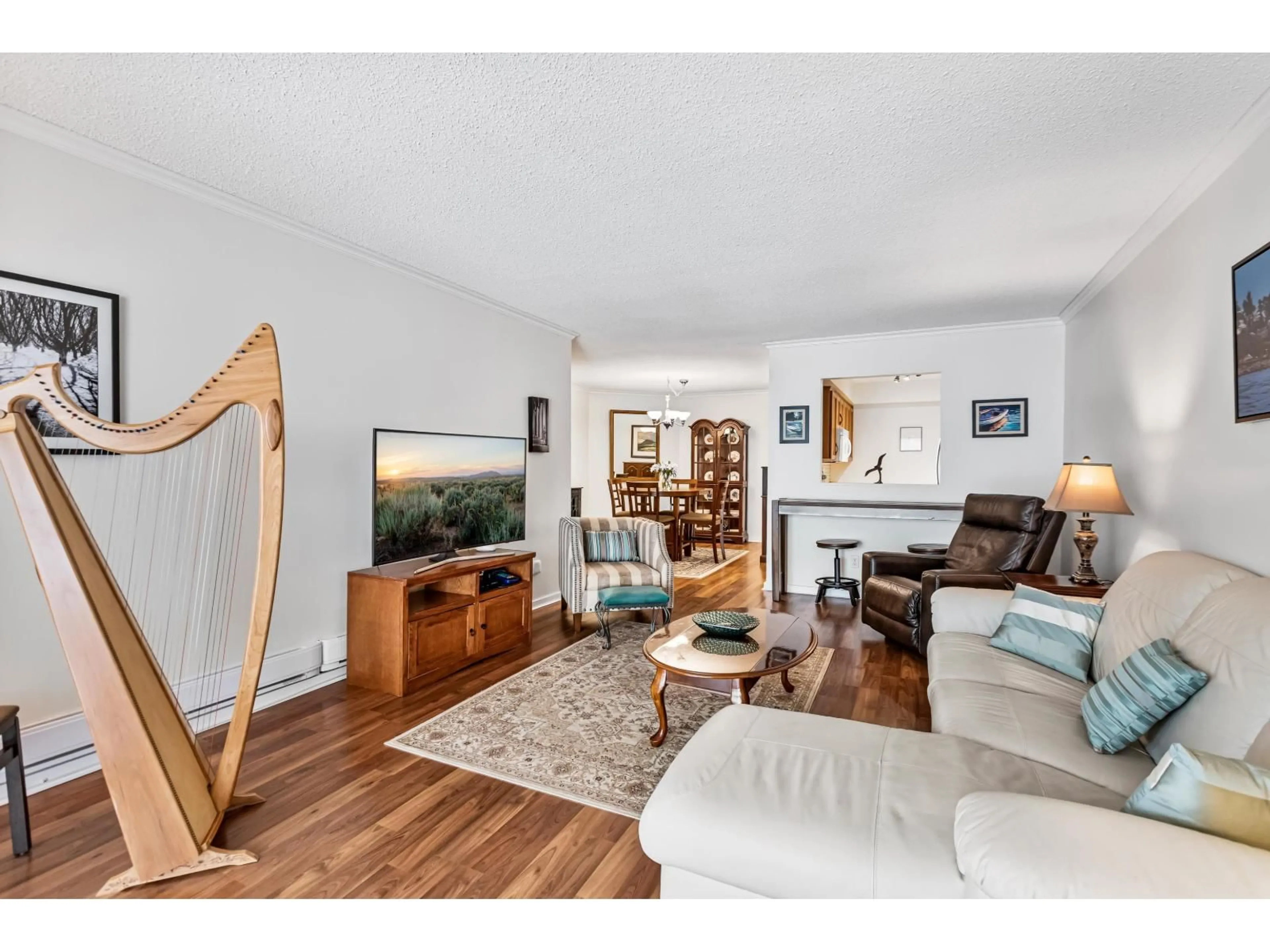 Living room with furniture, wood/laminate floor for 204 - 1458 BLACKWOOD STREET, White Rock British Columbia V4B3V4