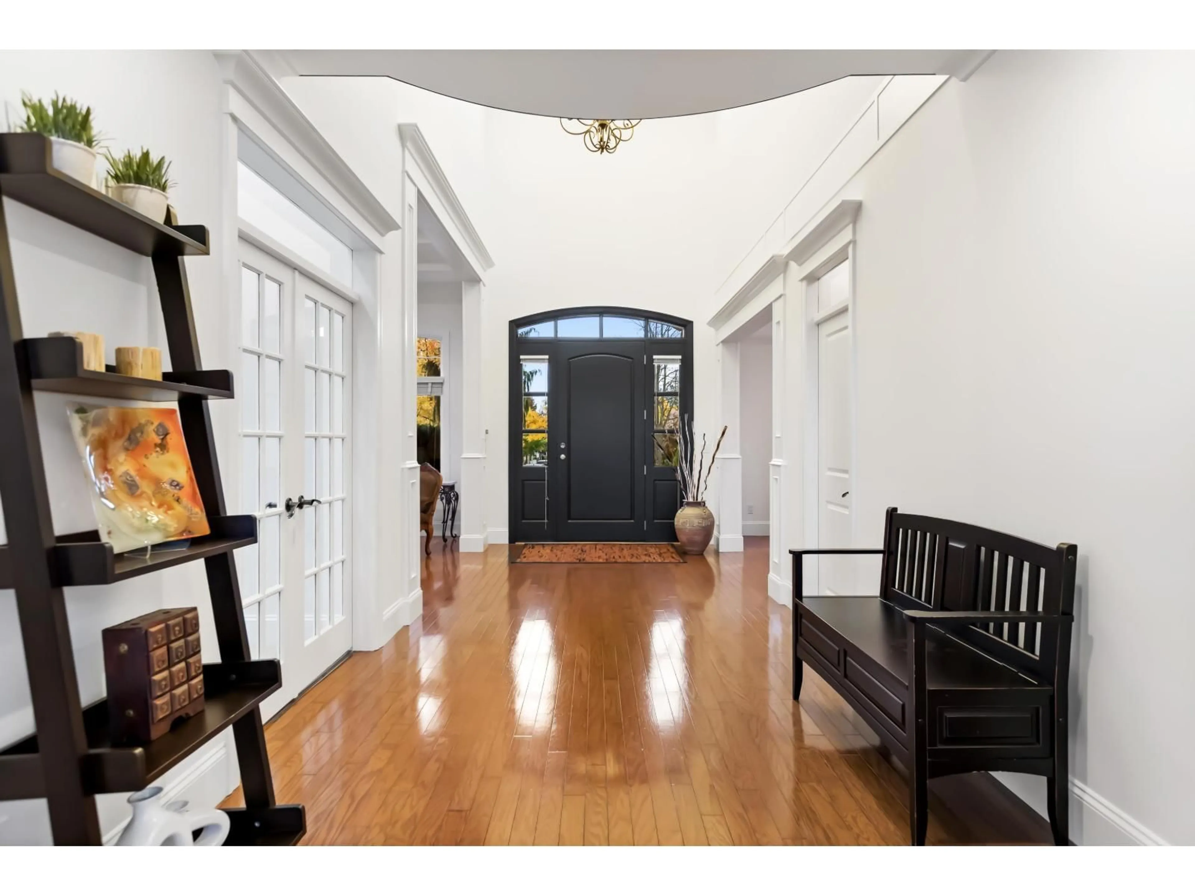 Indoor foyer for 15296 57 AVENUE, Surrey British Columbia V3S8R5