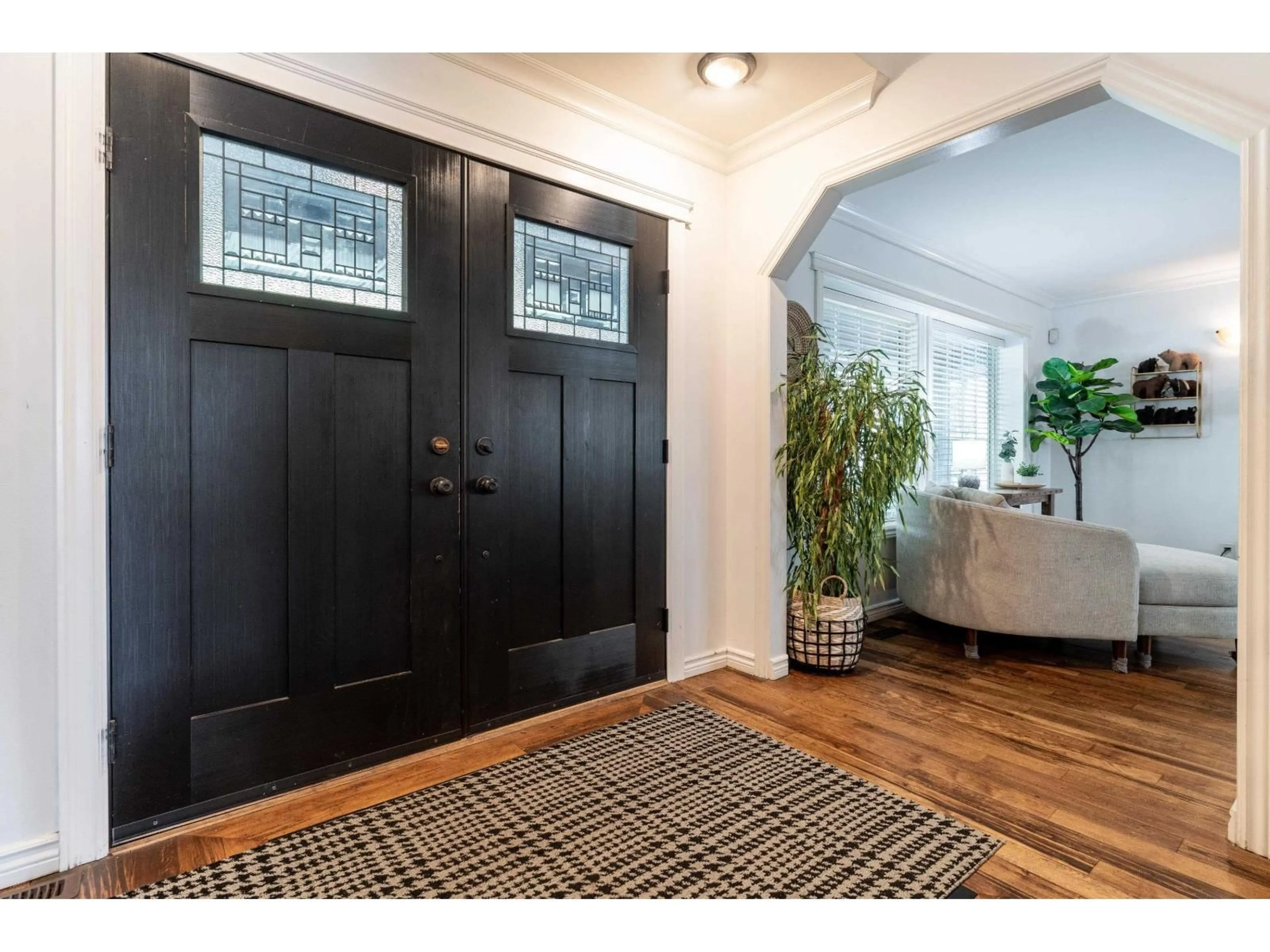 Indoor entryway for 19118 86 AVENUE, Surrey British Columbia V4N6E3
