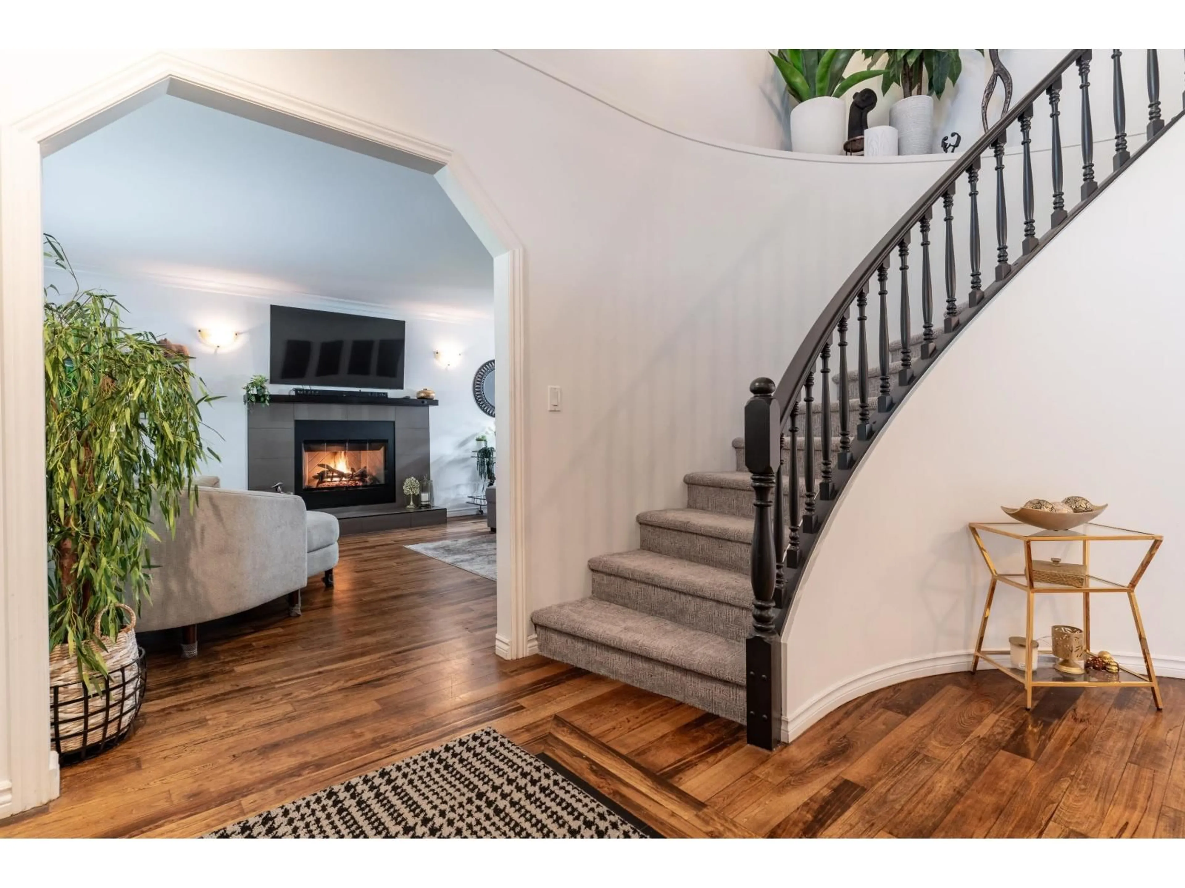 Indoor entryway for 19118 86 AVENUE, Surrey British Columbia V4N6E3