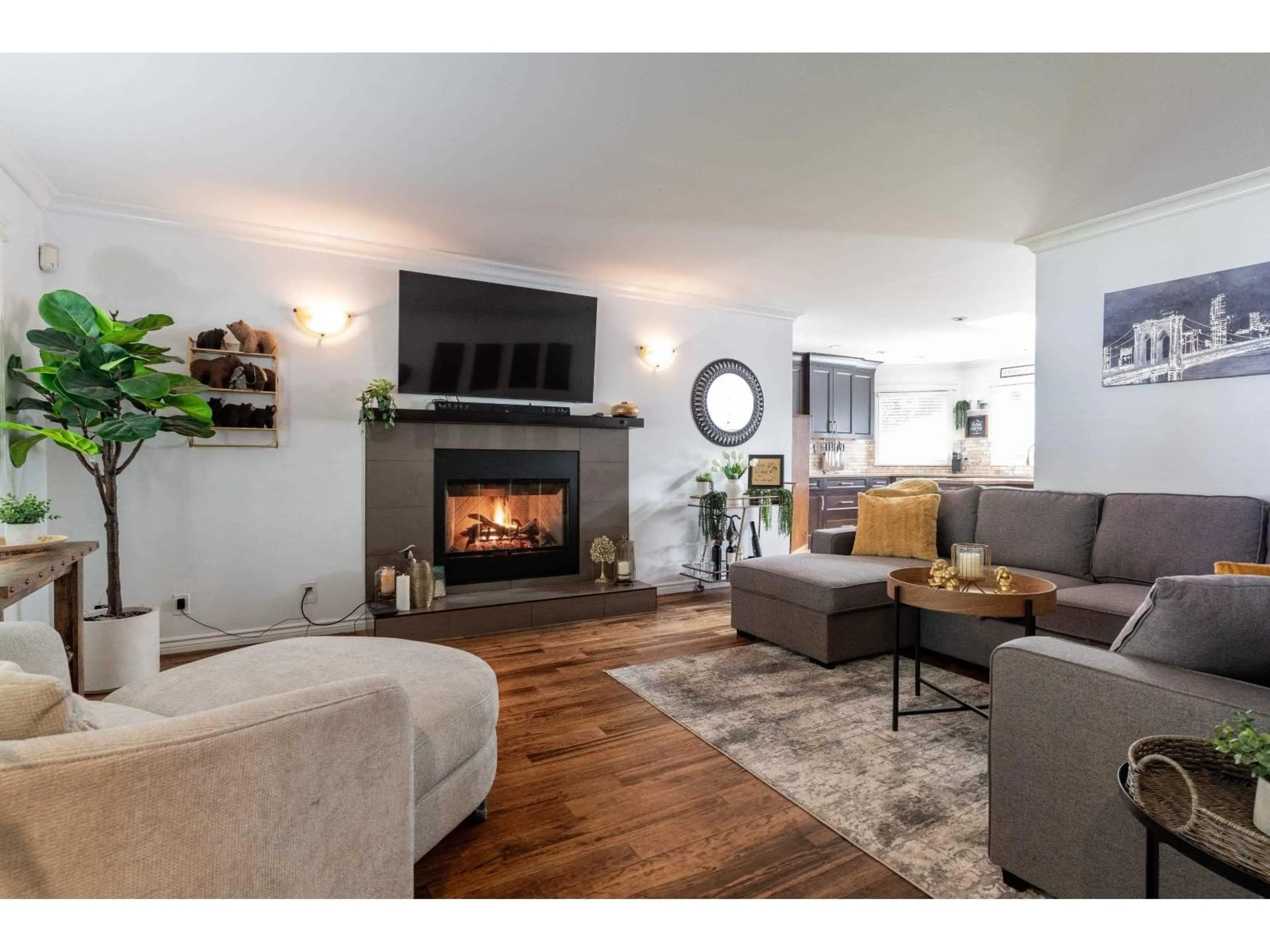 Living room with furniture, wood/laminate floor for 19118 86 AVENUE, Surrey British Columbia V4N6E3