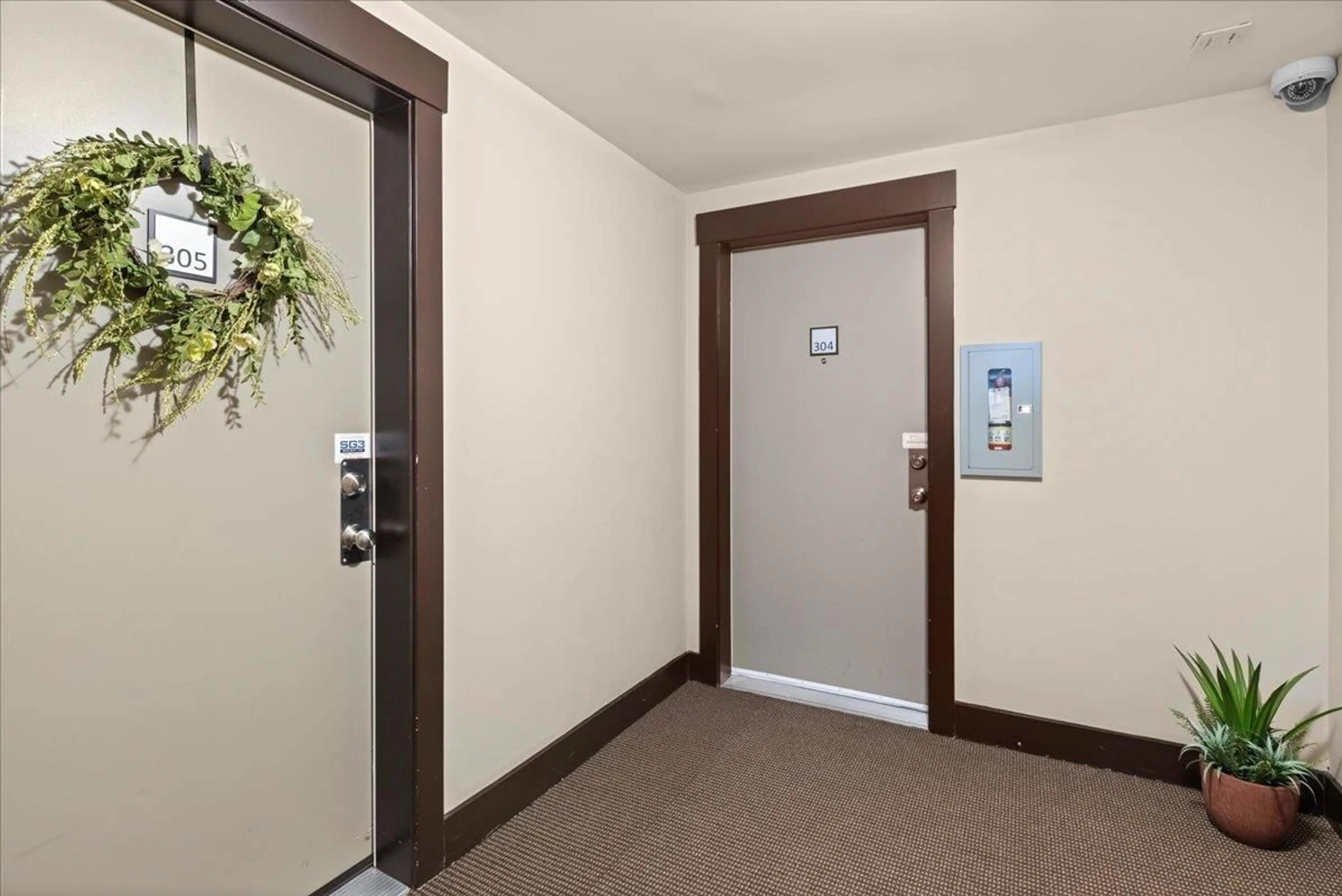Indoor foyer for 304 - 14960 102A AVENUE, Surrey British Columbia V3R6A3