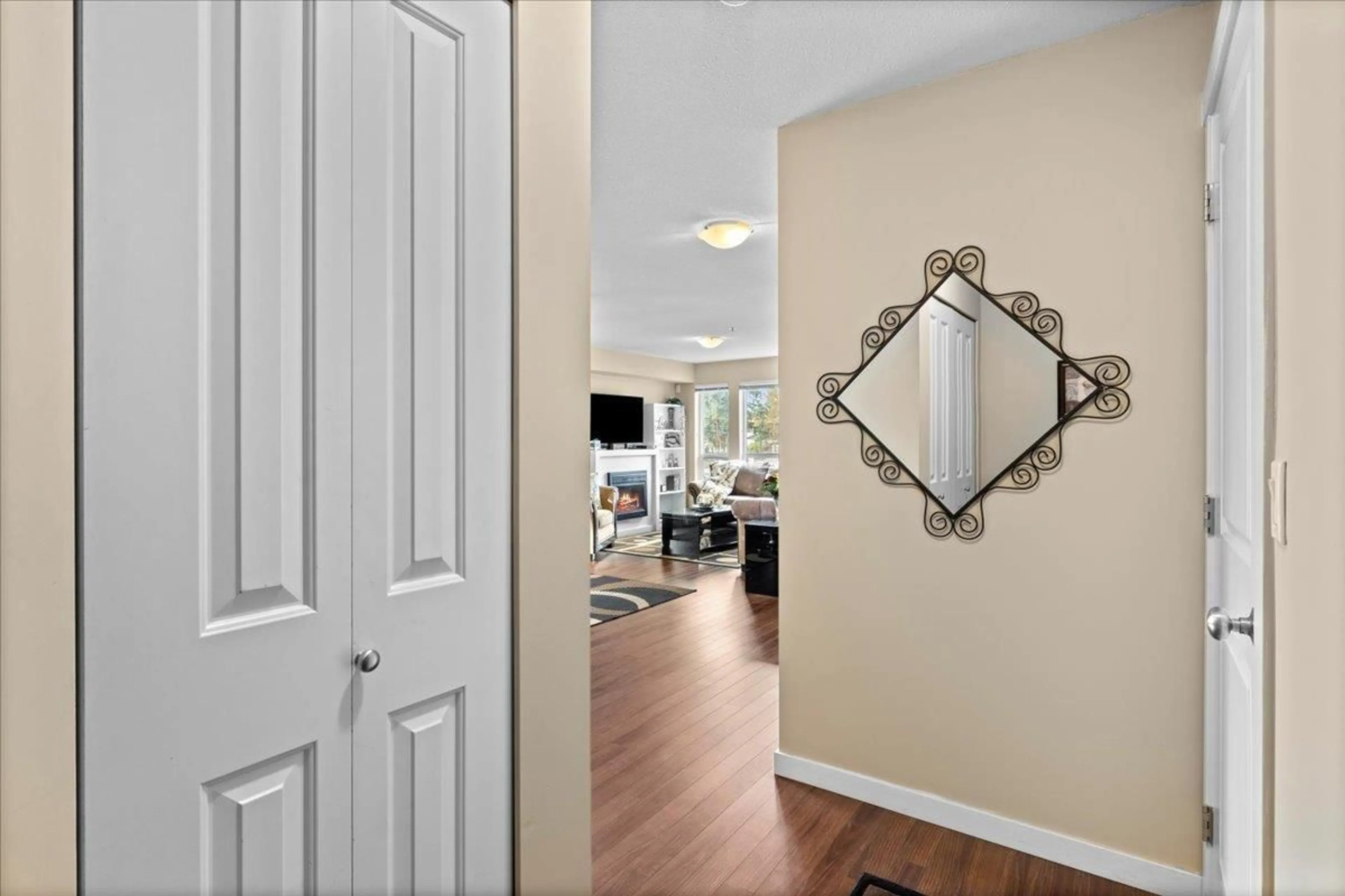 Indoor entryway for 304 - 14960 102A AVENUE, Surrey British Columbia V3R6A3