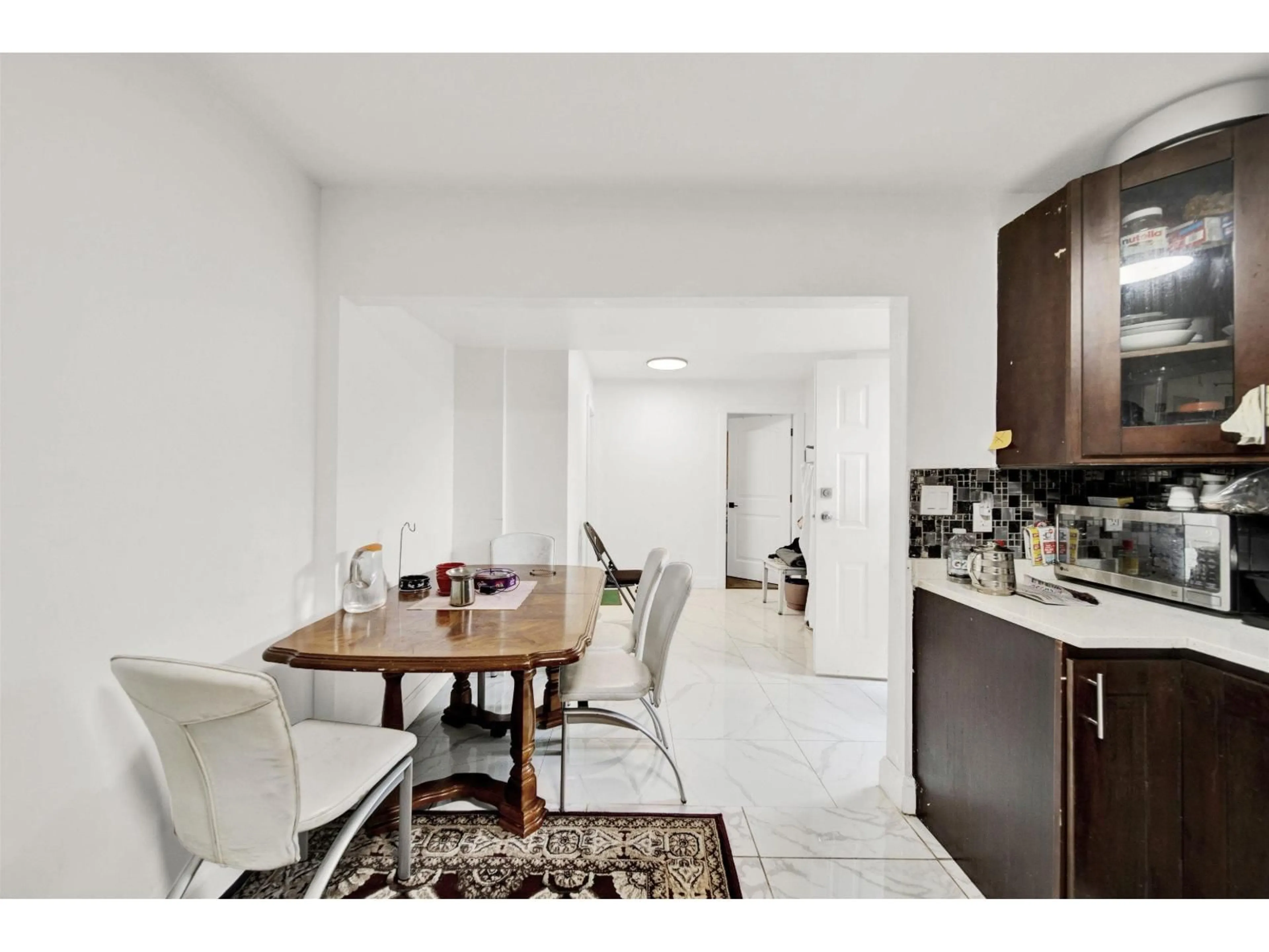 Open concept kitchen, ceramic/tile floor for 12712 113A AVENUE, Surrey British Columbia V3V3M4