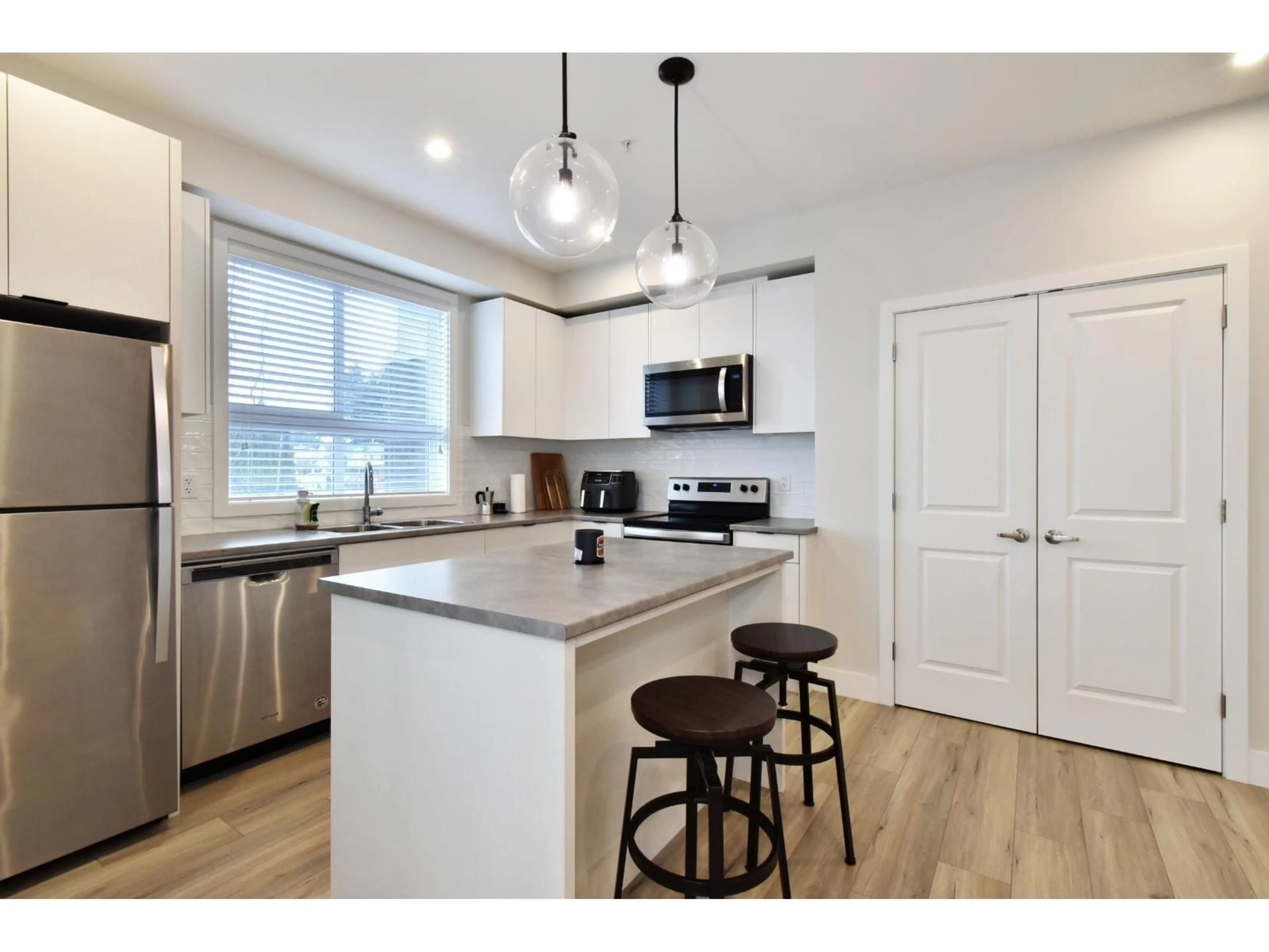 Open concept kitchen, wood/laminate floor for 112 - 1514 MCCALLUM ROAD, Abbotsford British Columbia V2S0L8