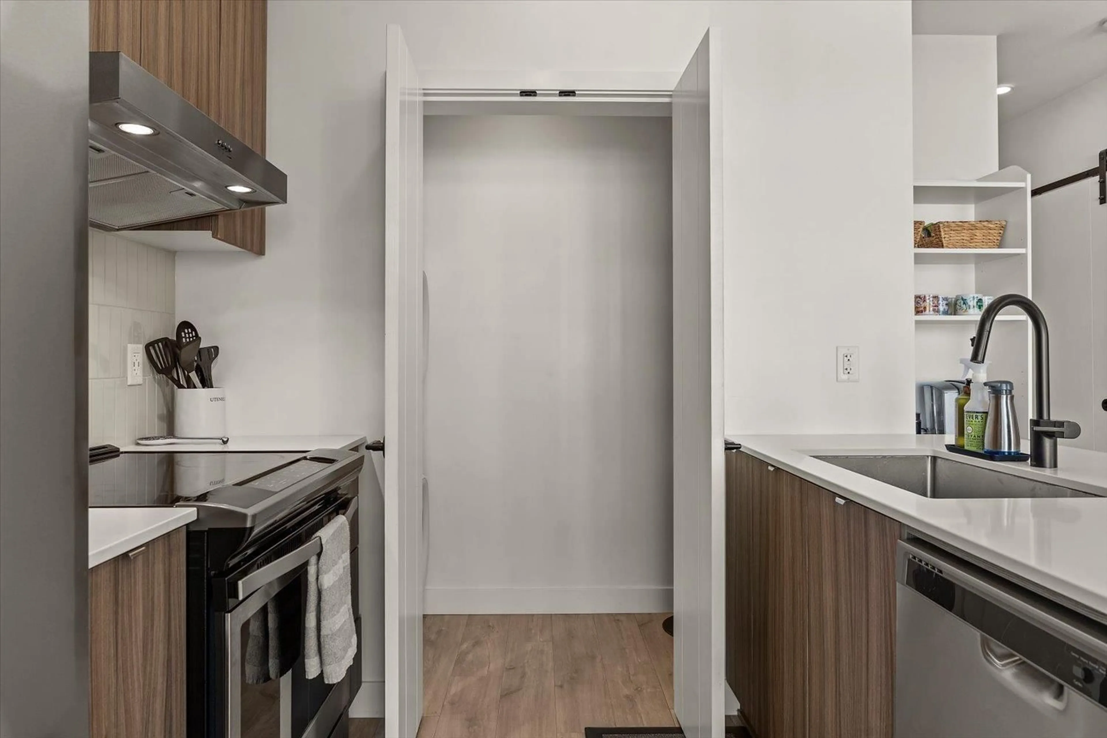 Standard kitchen, unknown for 414 - 32838 LANDEAU PLACE, Abbotsford British Columbia V2S0M6